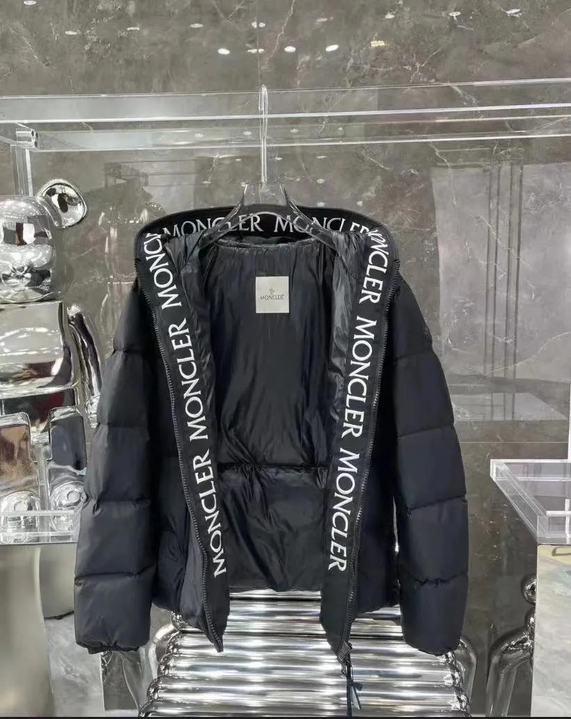 P780 Top Purchasing Version MONCLER's down design is really cool. Wear it out in winter with M's letter embroidery. Men's and women's hooded short men's and women's down jackets. Casual thickening and windproof to keep warm in winter. Everyone loves to wear their down. It is warm and very light. With a base layer inside, you will be the coolest person on the street. Code number 12345