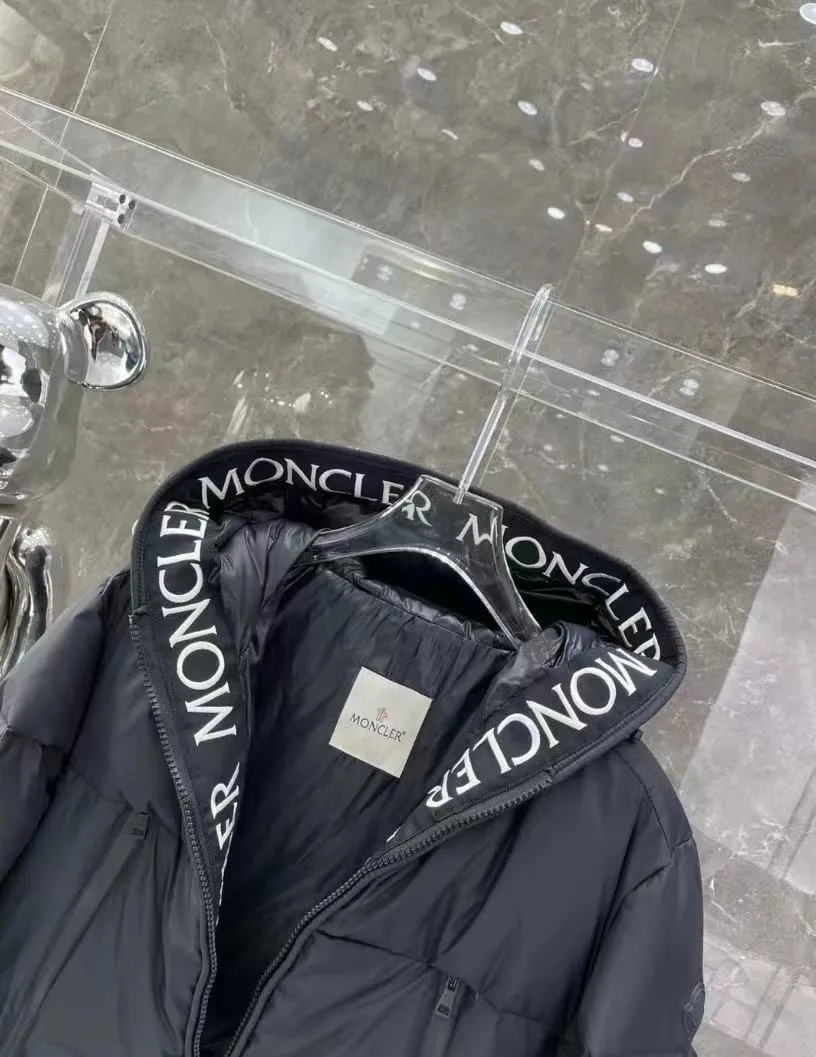 P780 Top Purchasing Version MONCLER's down design is really cool. Wear it out in winter with M's letter embroidery. Men's and women's hooded short men's and women's down jackets. Casual thickening and windproof to keep warm in winter. Everyone loves to wear their down. It is warm and very light. With a base layer inside, you will be the coolest person on the street. Code number 12345