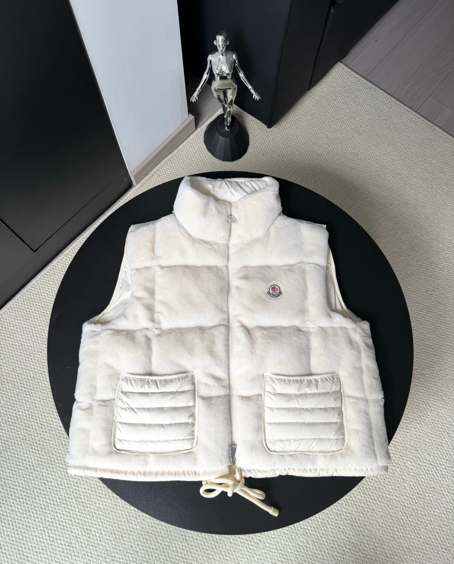 P540 Moncler/Mask 24Fw velvet spliced ​​stand-up collar down jacket vest. The original customized velvet fabric has a great texture. It is filled with national standard 90 white goose down. It is light, warm and comfortable. Size: 0.1.2 Color: white pink