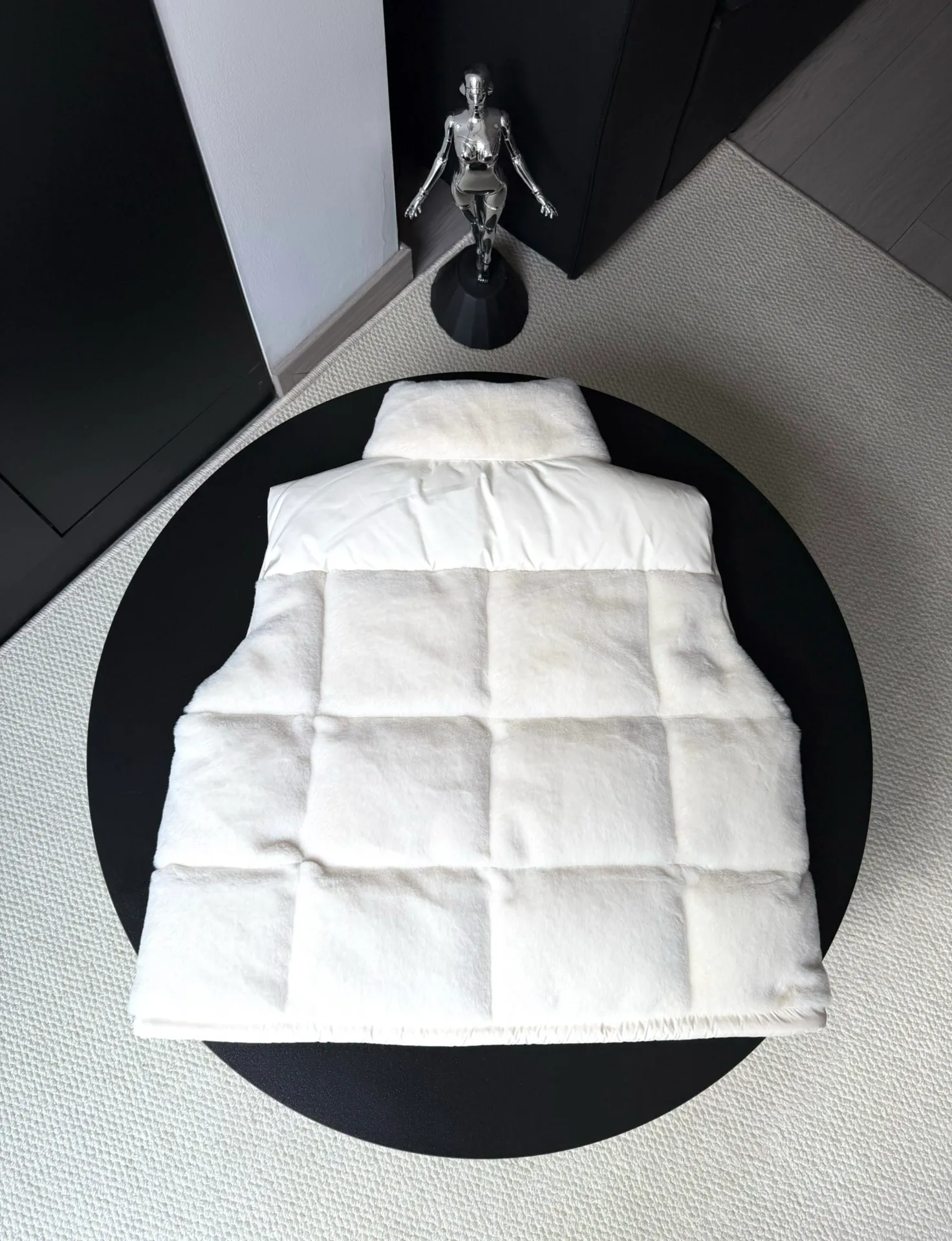 P540 Moncler/Mask 24Fw velvet spliced ​​stand-up collar down jacket vest. The original customized velvet fabric has a great texture. It is filled with national standard 90 white goose down. It is light, warm and comfortable. Size: 0.1.2 Color: white pink