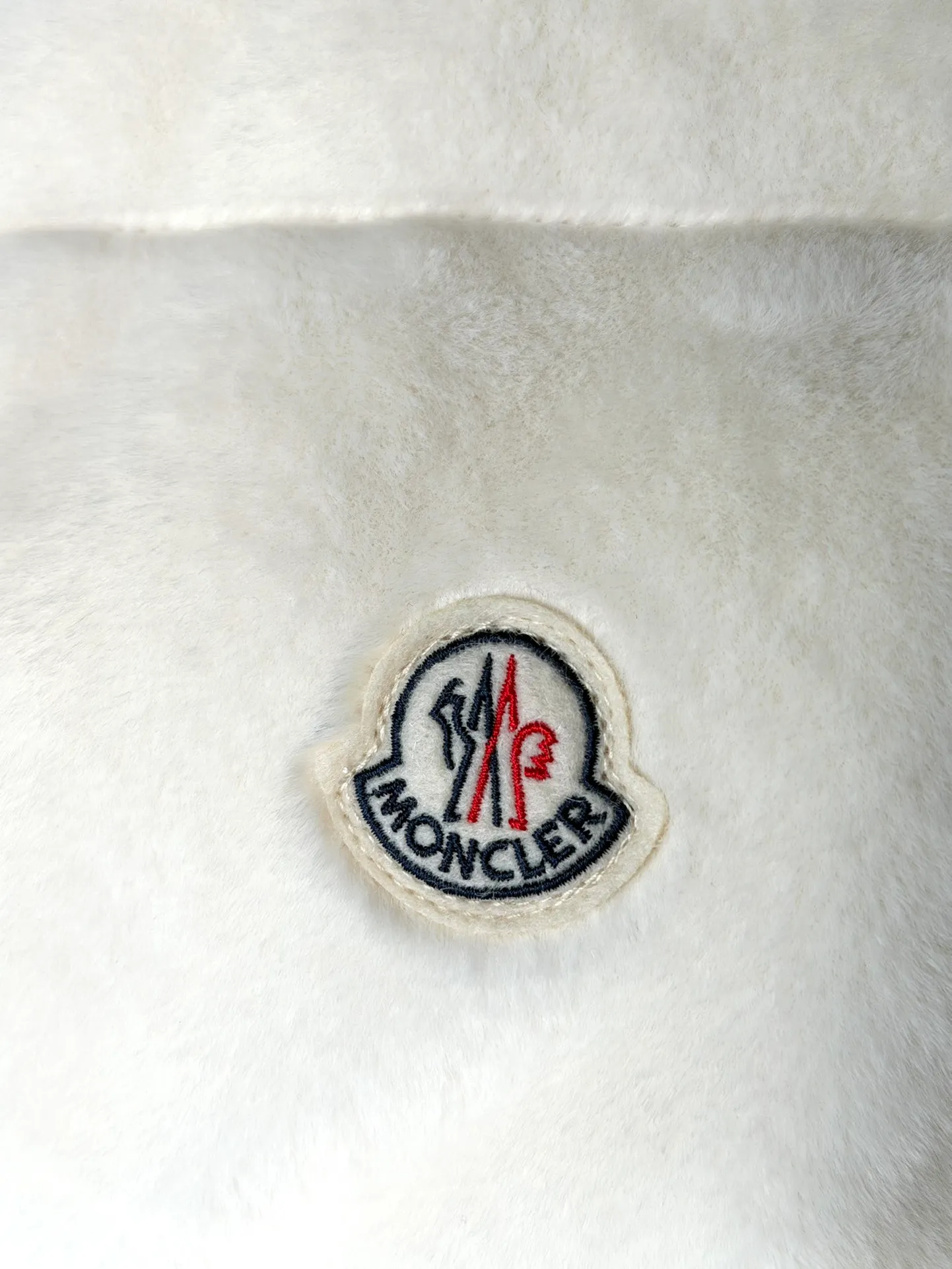 P540 Moncler/Mask 24Fw velvet spliced ​​stand-up collar down jacket vest. The original customized velvet fabric has a great texture. It is filled with national standard 90 white goose down. It is light, warm and comfortable. Size: 0.1.2 Color: white pink