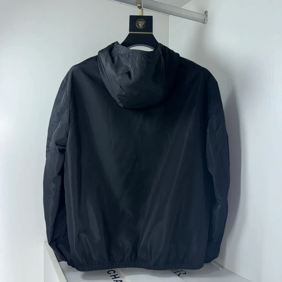 P430 Moncler masked jacket, windbreaker, coat! The upper is soft and comfortable, windproof and rainproof and super lightweight! The style is even more fashionable, the zipper is engraved with the logo, and various details highlight the quality! It can be worn as a jacket in spring and autumn, and it is very nice to use in concave shapes! Practical and versatile. Size: M-2XL