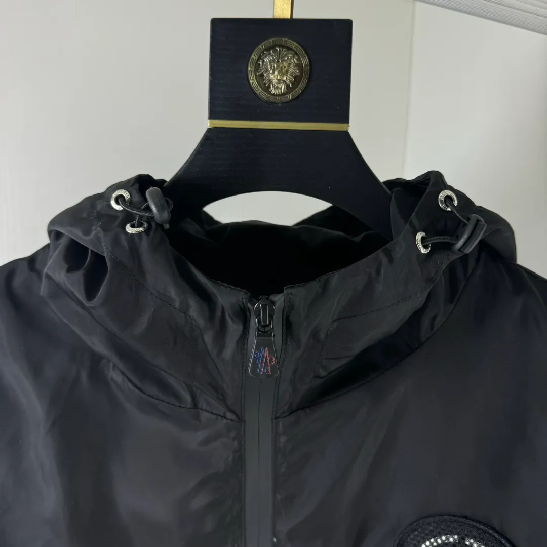 P430 Moncler masked jacket, windbreaker, coat! The upper is soft and comfortable, windproof and rainproof and super lightweight! The style is even more fashionable, the zipper is engraved with the logo, and various details highlight the quality! It can be worn as a jacket in spring and autumn, and it is very nice to use in concave shapes! Practical and versatile. Size: M-2XL