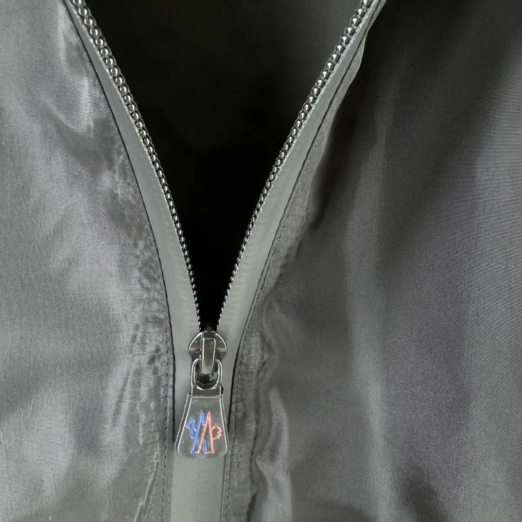 P430 Moncler masked jacket, windbreaker, coat! The upper is soft and comfortable, windproof and rainproof and super lightweight! The style is even more fashionable, the zipper is engraved with the logo, and various details highlight the quality! It can be worn as a jacket in spring and autumn, and it is very nice to use in concave shapes! Practical and versatile. Size: M-2XL