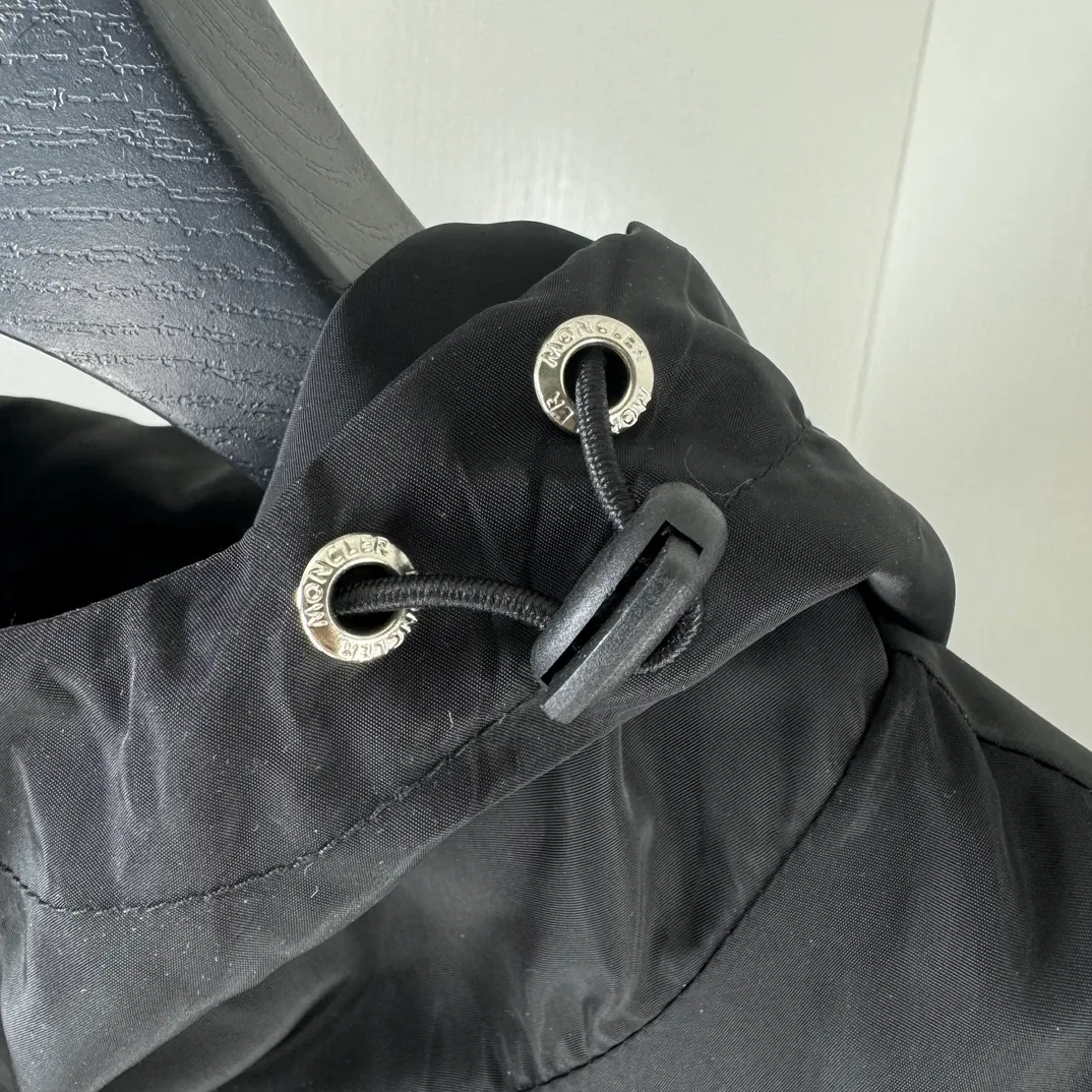P430 Moncler masked jacket, windbreaker, coat! The upper is soft and comfortable, windproof and rainproof and super lightweight! The style is even more fashionable, the zipper is engraved with the logo, and various details highlight the quality! It can be worn as a jacket in spring and autumn, and it is very nice to use in concave shapes! Practical and versatile. Size: M-2XL