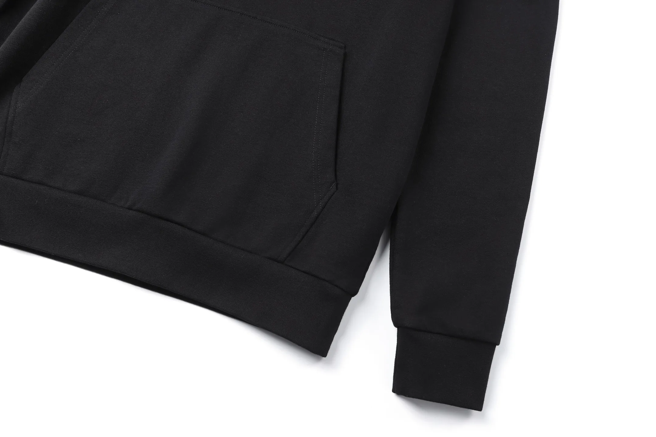P450 MONCLER hooded cotton same color sweatshirt with back logo ●Authentic 6150 purchase and development ●420g new Maybach combed cotton terry sweatshirt material ●480g 2*2 100% cotton combed cotton rib ●Fabric enzyme washing ●High temperature heat transfer ●Customized 1:1 adhesive label ●Customized 1:1 trademark ●Fit version ●Size: S M L XL ●Style number: 25356/4B#00