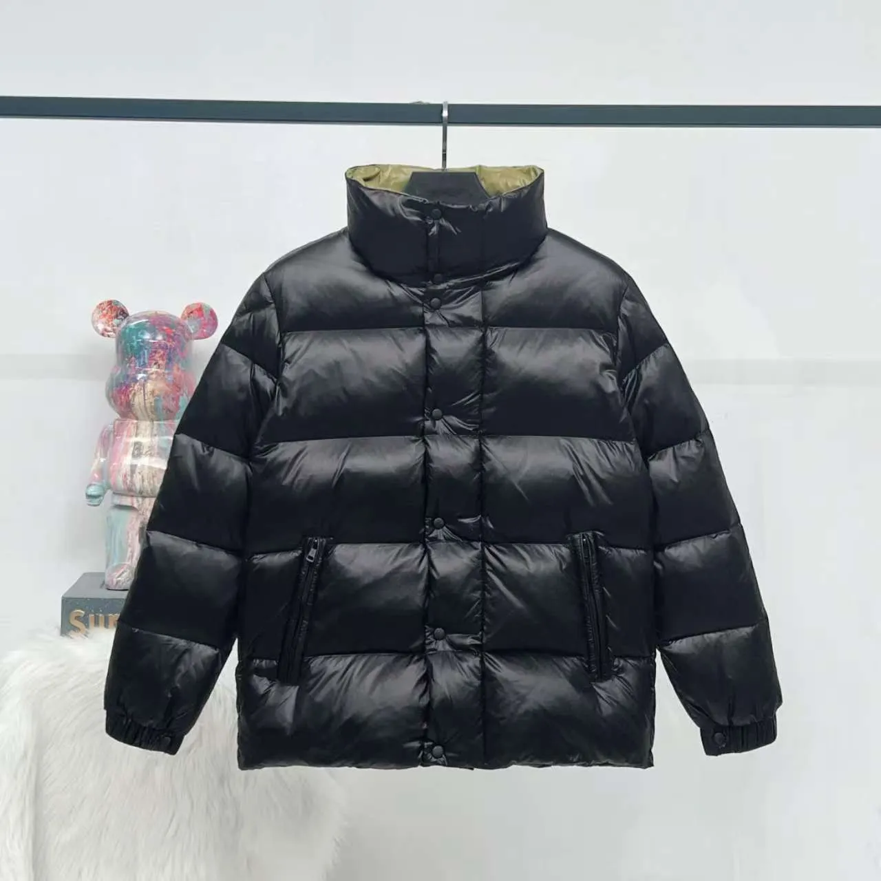 P800 top version] Large goods hanging photo MONCLER/Meng Mou 1952 green fat man long-sleeved down jacket, Mouth DERVOX limited color matching 1952 joint model. Can be made as a couple version. The style adopts pop colors and is decorated with eye-catching logo patches. It has achieved a series of misunderstandings such as the original NFC inductive anti-counterfeiting chip, the national standard 95% pure white duck down, the exclusive use of top-grade down on the market, and never fake goose down. Perfect filling using direct velvet filling technology, the fluffy texture is very good. The lightness, warmth and cold protection ability are improved to the maximum. The original processing factory produces electroplated hardware, all customized by the original factory, and not all types of replicas on the market. Style number: 5604# Color: black Code number: 1.2.3.4.5