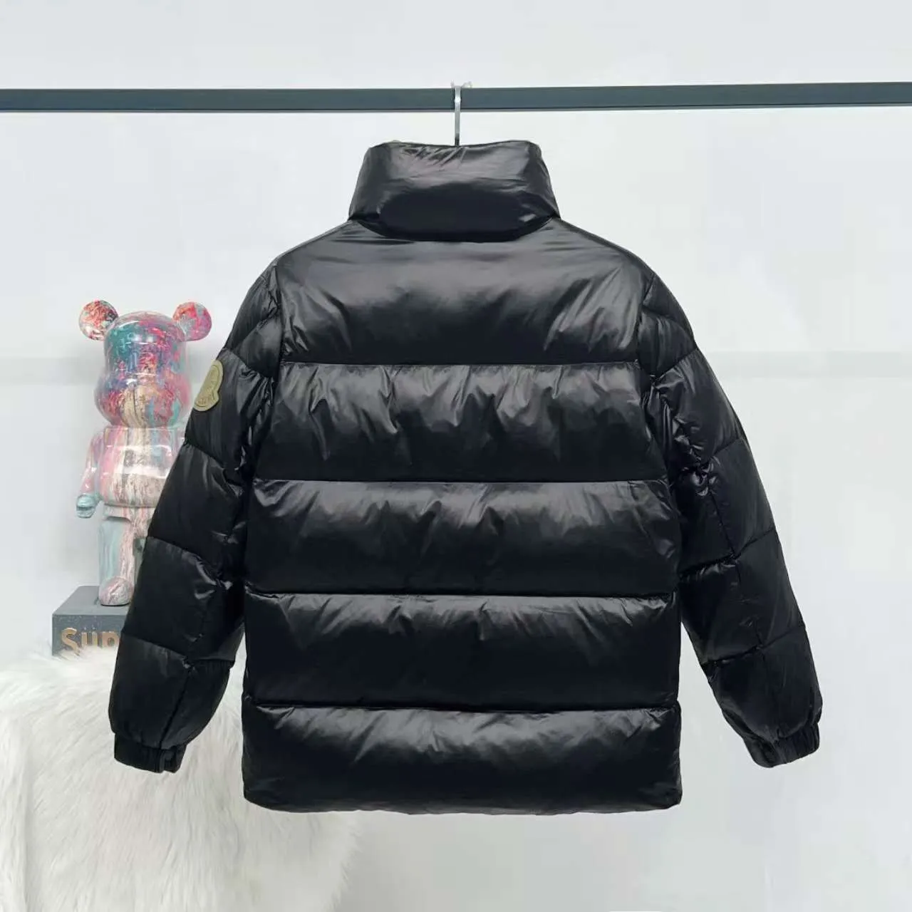 P800 top version] Large goods hanging photo MONCLER/Meng Mou 1952 green fat man long-sleeved down jacket, Mouth DERVOX limited color matching 1952 joint model. Can be made as a couple version. The style adopts pop colors and is decorated with eye-catching logo patches. It has achieved a series of misunderstandings such as the original NFC inductive anti-counterfeiting chip, the national standard 95% pure white duck down, the exclusive use of top-grade down on the market, and never fake goose down. Perfect filling using direct velvet filling technology, the fluffy texture is very good. The lightness, warmth and cold protection ability are improved to the maximum. The original processing factory produces electroplated hardware, all customized by the original factory, and not all types of replicas on the market. Style number: 5604# Color: black Code number: 1.2.3.4.5