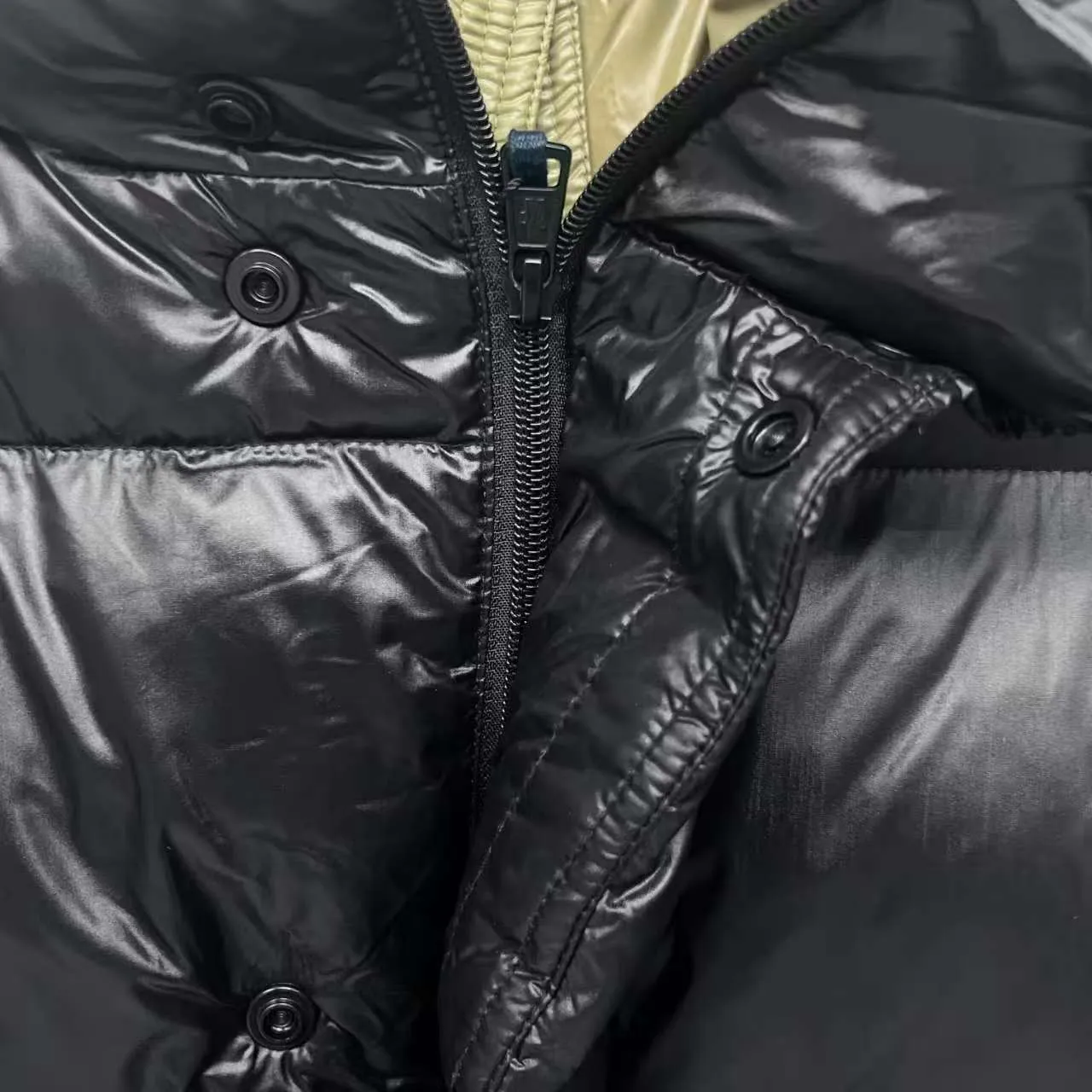 P800 top version] Large goods hanging photo MONCLER/Meng Mou 1952 green fat man long-sleeved down jacket, Mouth DERVOX limited color matching 1952 joint model. Can be made as a couple version. The style adopts pop colors and is decorated with eye-catching logo patches. It has achieved a series of misunderstandings such as the original NFC inductive anti-counterfeiting chip, the national standard 95% pure white duck down, the exclusive use of top-grade down on the market, and never fake goose down. Perfect filling using direct velvet filling technology, the fluffy texture is very good. The lightness, warmth and cold protection ability are improved to the maximum. The original processing factory produces electroplated hardware, all customized by the original factory, and not all types of replicas on the market. Style number: 5604# Color: black Code number: 1.2.3.4.5
