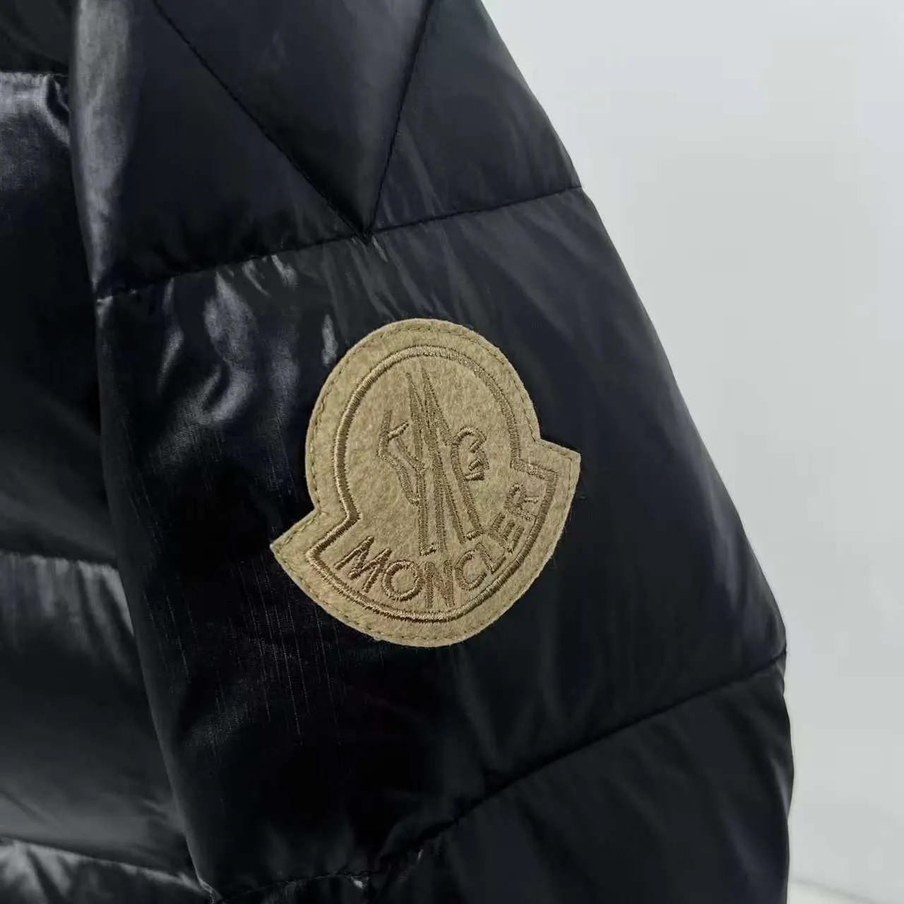 P800 top version] Large goods hanging photo MONCLER/Meng Mou 1952 green fat man long-sleeved down jacket, Mouth DERVOX limited color matching 1952 joint model. Can be made as a couple version. The style adopts pop colors and is decorated with eye-catching logo patches. It has achieved a series of misunderstandings such as the original NFC inductive anti-counterfeiting chip, the national standard 95% pure white duck down, the exclusive use of top-grade down on the market, and never fake goose down. Perfect filling using direct velvet filling technology, the fluffy texture is very good. The lightness, warmth and cold protection ability are improved to the maximum. The original processing factory produces electroplated hardware, all customized by the original factory, and not all types of replicas on the market. Style number: 5604# Color: black Code number: 1.2.3.4.5