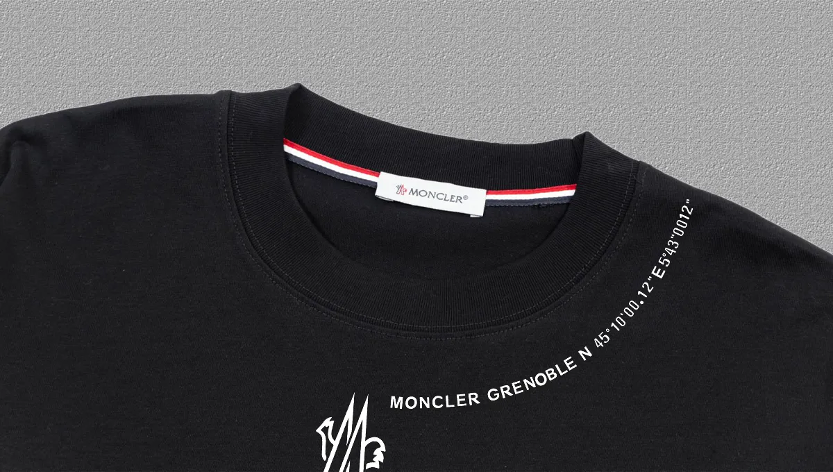 P140 🔥[MONCLER] 2025FW short-sleeved T-shirt, badge + LOGO printing, high-end 26s double yarn 300g fabric, heavy fabric, custom stretcher rib, same vat and dye, complete three standards, same style for men and women, color: black, white, size: S M L XL 2XL
