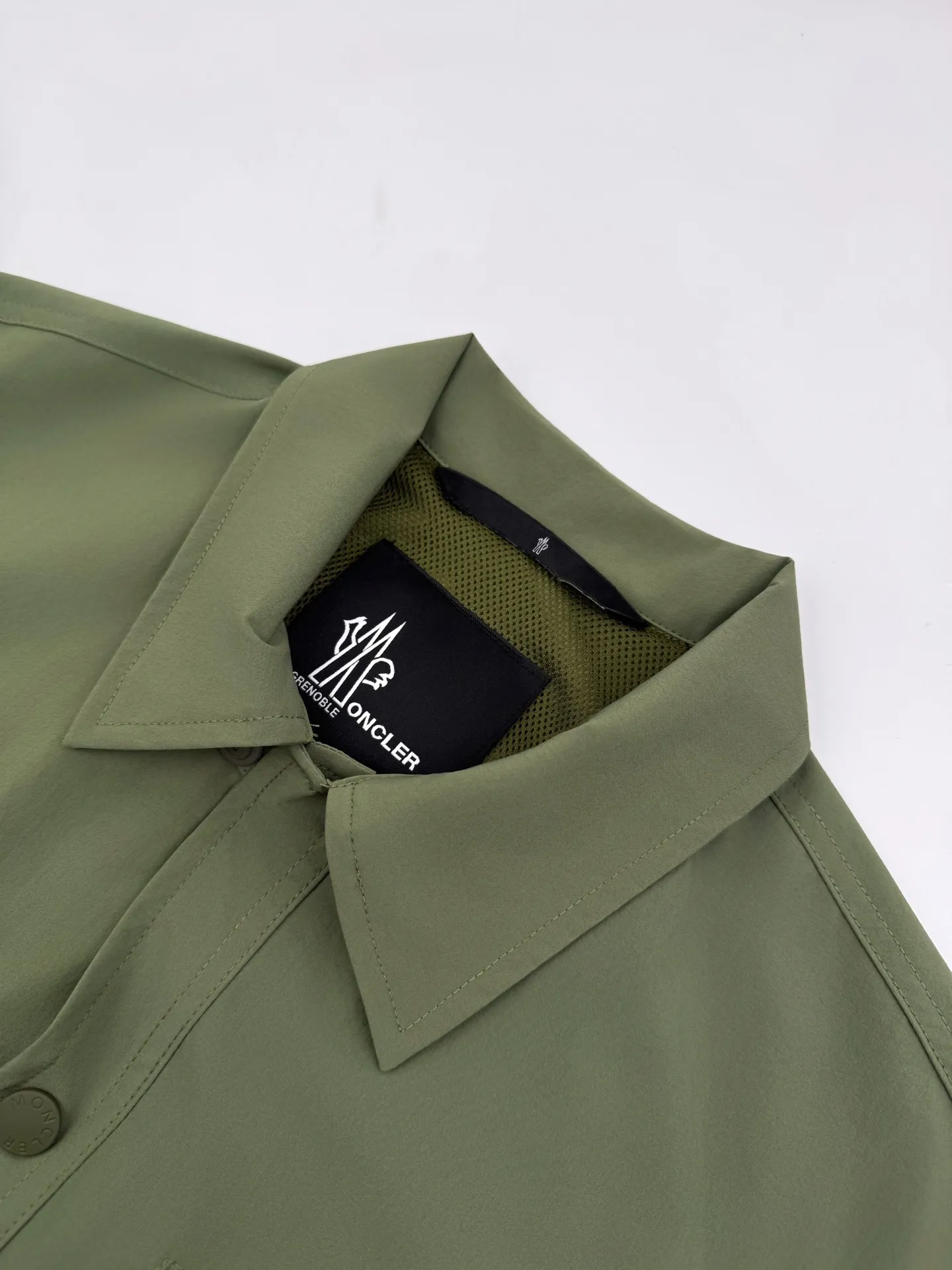 P610 Moncler Grenoble functional outdoor jacket Custom-dyed double-stretch mercerized poplin Custom-dyed soft mesh pongee Excellent texture Comfortable and close to the skin Dark green inspired by plant texture The color is taken from sage leaves soaked in morning dew Precision narrative of functional pocket system Balance of function and aesthetics The iconic Moncler logo appears on the sleeves for full recognition The triangular logo of the same color is hidden in the fabric texture like a mark in the undercurrent of the deep sea, extremely invisible and yet obvious The detachable sleeve design allows for diversified outfits. You can switch styles at will. It is chic and free, showing nobility. It balances outdoor practicality and urban aesthetics and leads the fashion. Process 1: Adopt a three-in-one process. Prioritize and evenly coat the glue on the surface of the substrate that needs to be composited, and then dry and solidify it. Then laminate the substrate with the adhesive film and the non-woven fabric, then cool and solidify, and then composite it with the filter non-woven fabric. The workmanship is cumbersome and complex, time-consuming and labor-intensive. Process 2: Embossing composite technology uses computer scanning to ensure that the imprint size and shape are consistent with the original, and then uses special glue as an adhesive to combine and solidify to achieve complete dryness and the best bonding effect. Process 3: Use CNC laser burning and cutting. Based on the high-energy characteristics of the laser, the moving path of the laser beam is precisely controlled by the laser generator to achieve precise cutting of the shape of the piece. Process 4: Template machine bag opening. The preset template guides the position, shape and size of the bag opening. The accuracy ensures the quality of the bag opening effect. Process 5: Using infrared special machine buttoning, the position is more precise and strong. Accessories: Customized 1:1 Moncler snap button Customized 1:1 Moncler resin buckle Customized 1:1 Moncler logo seal Customized 1:1 Moncler logo armband Customized 1:1 Moncler zipper rope ring Customized 1:1 Moncler zipper pull Customized 1:1 Moncler trademark Version: Loose version Function: Detachable sleeve splicing Style can be switched at will Size: 1 2 3 4