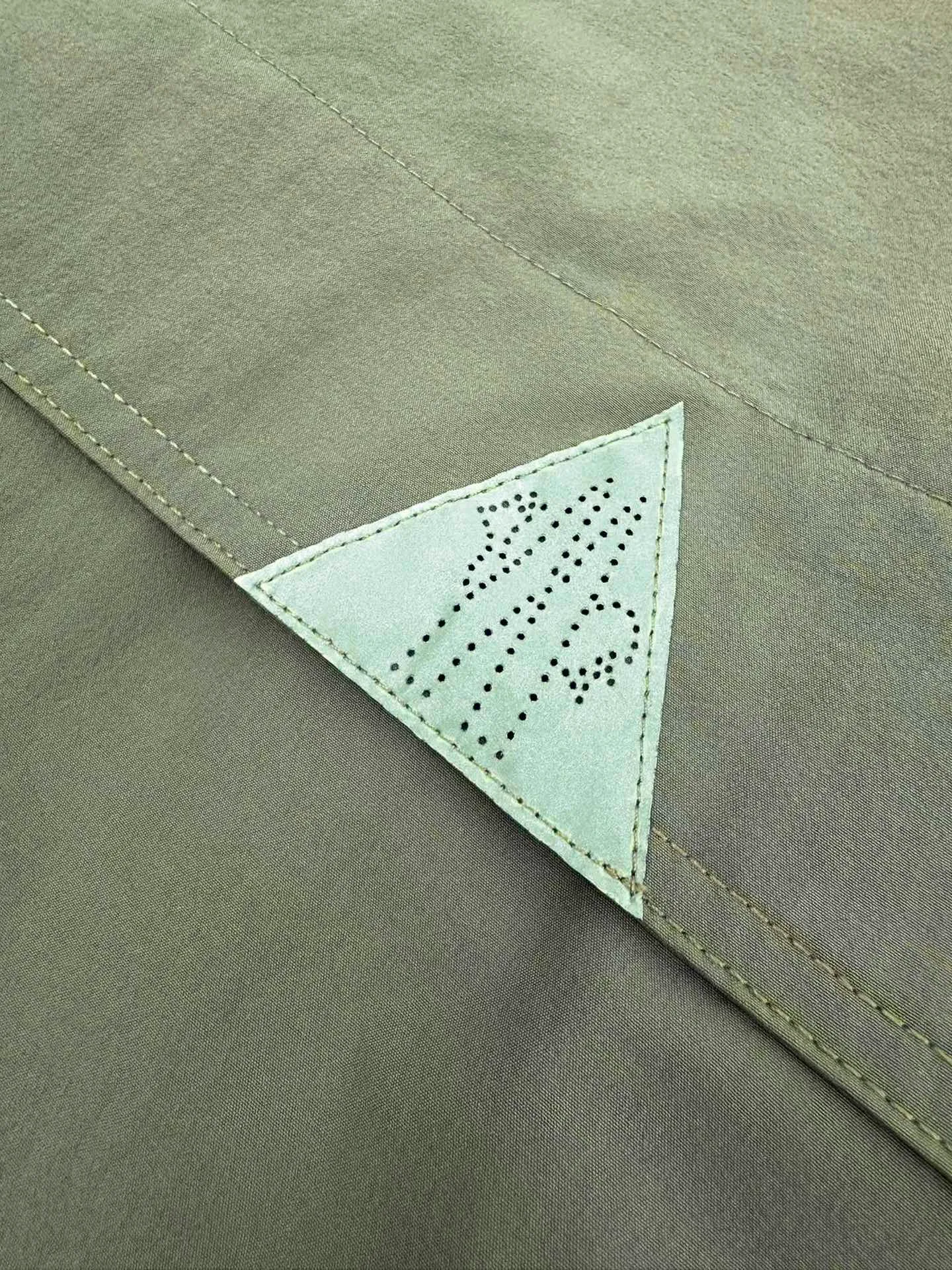 P610 Moncler Grenoble functional outdoor jacket Custom-dyed double-stretch mercerized poplin Custom-dyed soft mesh pongee Excellent texture Comfortable and close to the skin Dark green inspired by plant texture The color is taken from sage leaves soaked in morning dew Precision narrative of functional pocket system Balance of function and aesthetics The iconic Moncler logo appears on the sleeves for full recognition The triangular logo of the same color is hidden in the fabric texture like a mark in the undercurrent of the deep sea, extremely invisible and yet obvious The detachable sleeve design allows for diversified outfits. You can switch styles at will. It is chic and free, showing nobility. It balances outdoor practicality and urban aesthetics and leads the fashion. Process 1: Adopt a three-in-one process. Prioritize and evenly coat the glue on the surface of the substrate that needs to be composited, and then dry and solidify it. Then laminate the substrate with the adhesive film and the non-woven fabric, then cool and solidify, and then composite it with the filter non-woven fabric. The workmanship is cumbersome and complex, time-consuming and labor-intensive. Process 2: Embossing composite technology uses computer scanning to ensure that the imprint size and shape are consistent with the original, and then uses special glue as an adhesive to combine and solidify to achieve complete dryness and the best bonding effect. Process 3: Use CNC laser burning and cutting. Based on the high-energy characteristics of the laser, the moving path of the laser beam is precisely controlled by the laser generator to achieve precise cutting of the shape of the piece. Process 4: Template machine bag opening. The preset template guides the position, shape and size of the bag opening. The accuracy ensures the quality of the bag opening effect. Process 5: Using infrared special machine buttoning, the position is more precise and strong. Accessories: Customized 1:1 Moncler snap button Customized 1:1 Moncler resin buckle Customized 1:1 Moncler logo seal Customized 1:1 Moncler logo armband Customized 1:1 Moncler zipper rope ring Customized 1:1 Moncler zipper pull Customized 1:1 Moncler trademark Version: Loose version Function: Detachable sleeve splicing Style can be switched at will Size: 1 2 3 4
