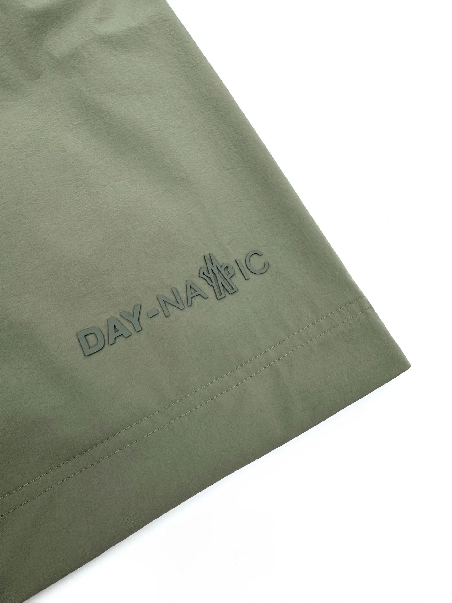 P610 Moncler Grenoble functional outdoor jacket Custom-dyed double-stretch mercerized poplin Custom-dyed soft mesh pongee Excellent texture Comfortable and close to the skin Dark green inspired by plant texture The color is taken from sage leaves soaked in morning dew Precision narrative of functional pocket system Balance of function and aesthetics The iconic Moncler logo appears on the sleeves for full recognition The triangular logo of the same color is hidden in the fabric texture like a mark in the undercurrent of the deep sea, extremely invisible and yet obvious The detachable sleeve design allows for diversified outfits. You can switch styles at will. It is chic and free, showing nobility. It balances outdoor practicality and urban aesthetics and leads the fashion. Process 1: Adopt a three-in-one process. Prioritize and evenly coat the glue on the surface of the substrate that needs to be composited, and then dry and solidify it. Then laminate the substrate with the adhesive film and the non-woven fabric, then cool and solidify, and then composite it with the filter non-woven fabric. The workmanship is cumbersome and complex, time-consuming and labor-intensive. Process 2: Embossing composite technology uses computer scanning to ensure that the imprint size and shape are consistent with the original, and then uses special glue as an adhesive to combine and solidify to achieve complete dryness and the best bonding effect. Process 3: Use CNC laser burning and cutting. Based on the high-energy characteristics of the laser, the moving path of the laser beam is precisely controlled by the laser generator to achieve precise cutting of the shape of the piece. Process 4: Template machine bag opening. The preset template guides the position, shape and size of the bag opening. The accuracy ensures the quality of the bag opening effect. Process 5: Using infrared special machine buttoning, the position is more precise and strong. Accessories: Customized 1:1 Moncler snap button Customized 1:1 Moncler resin buckle Customized 1:1 Moncler logo seal Customized 1:1 Moncler logo armband Customized 1:1 Moncler zipper rope ring Customized 1:1 Moncler zipper pull Customized 1:1 Moncler trademark Version: Loose version Function: Detachable sleeve splicing Style can be switched at will Size: 1 2 3 4