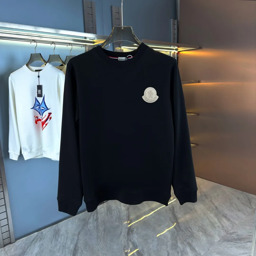 P210 high version sweatshirt) 📦With exclusive picture packaging📦 [Long-term ready stock] Upgraded version "Mobile phone smart sensor ~ NFC chip armband ~ Direct access to the official website anti-counterfeiting" 〖 𝐌𝐎𝐍𝐂𝐋𝐄𝐑 ~ Mouth covering〗 2025 new high quality, using 450g heavyweight fabric Different from the market currency, you can mix and match everything at will and you will be handsome😎The whole clothes is made of double waistcoats. The double waistcoats make the whole dress more three-dimensional. It is not an ordinary factory that can do such fine work. 2025 autumn and winter new style, on sale at the counter, exquisite printed round neck terry sweatshirt. High-end double-ply cotton. Customized stretch ribs are dyed in the same vat. Three standards are complete. It is matched with digital printing patterns and is very breathable. Same style for men and women. Color: black, white, apricot. Size: S M L XL 2XL