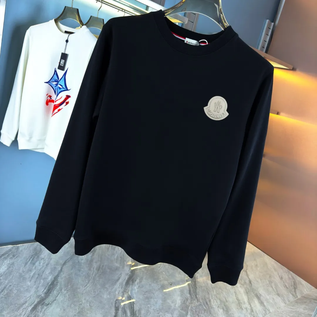 P210 high version sweatshirt) 📦With exclusive picture packaging📦 [Long-term ready stock] Upgraded version "Mobile phone smart sensor ~ NFC chip armband ~ Direct access to the official website anti-counterfeiting" 〖 𝐌𝐎𝐍𝐂𝐋𝐄𝐑 ~ Mouth covering〗 2025 new high quality, using 450g heavyweight fabric Different from the market currency, you can mix and match everything at will and you will be handsome😎The whole clothes is made of double waistcoats. The double waistcoats make the whole dress more three-dimensional. It is not an ordinary factory that can do such fine work. 2025 autumn and winter new style, on sale at the counter, exquisite printed round neck terry sweatshirt. High-end double-ply cotton. Customized stretch ribs are dyed in the same vat. Three standards are complete. It is matched with digital printing patterns and is very breathable. Same style for men and women. Color: black, white, apricot. Size: S M L XL 2XL