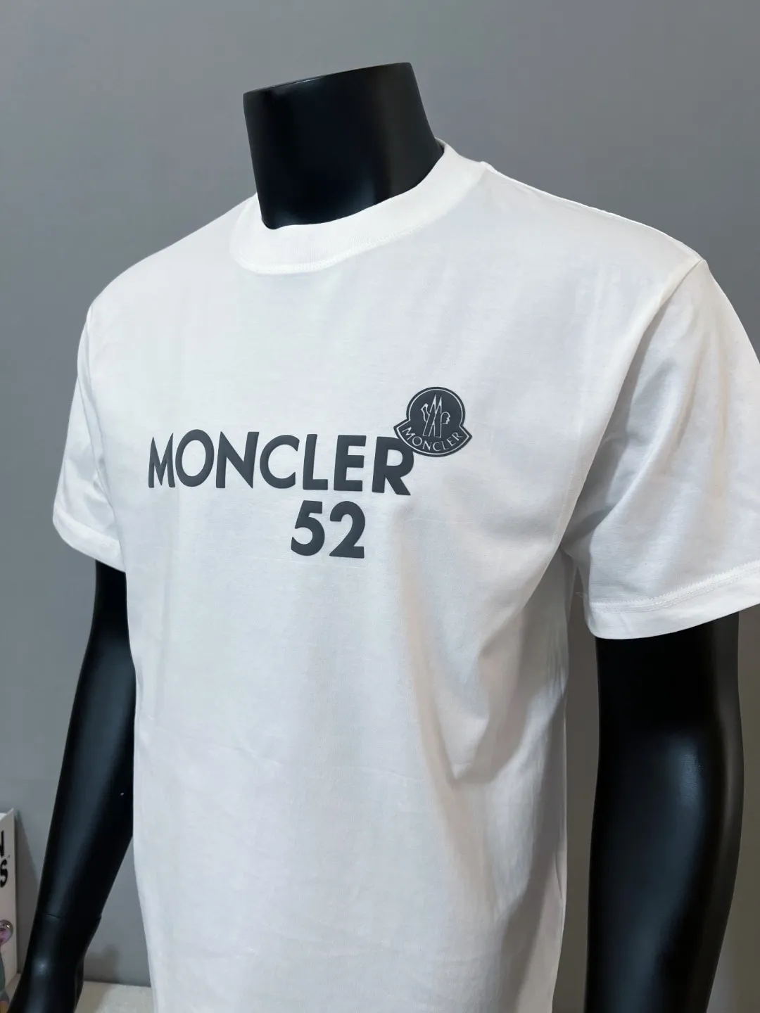 P150 MONCLER is new, 2026ss new round neck short-sleeved T-shirt, available for sale on the official website; foam printing Moncler logo technology, details are correct to the official version, and the size of the logo is strictly controlled , standard size, foamed and taped details are in sync with the official; the fabric is made of 240g double yarn pure cotton fabric, imported woven thread, the neckline is boned to prevent deformation, the factory high-temperature washing process prevents shrinkage, the fabric is soft and breathable, scan the code and touch the NCF washed mark for identification, the details are in place, the upper body is simple and beautiful, European size version, loose and suitable, color: black, white, size XS-L (L size can wear 200 pounds)