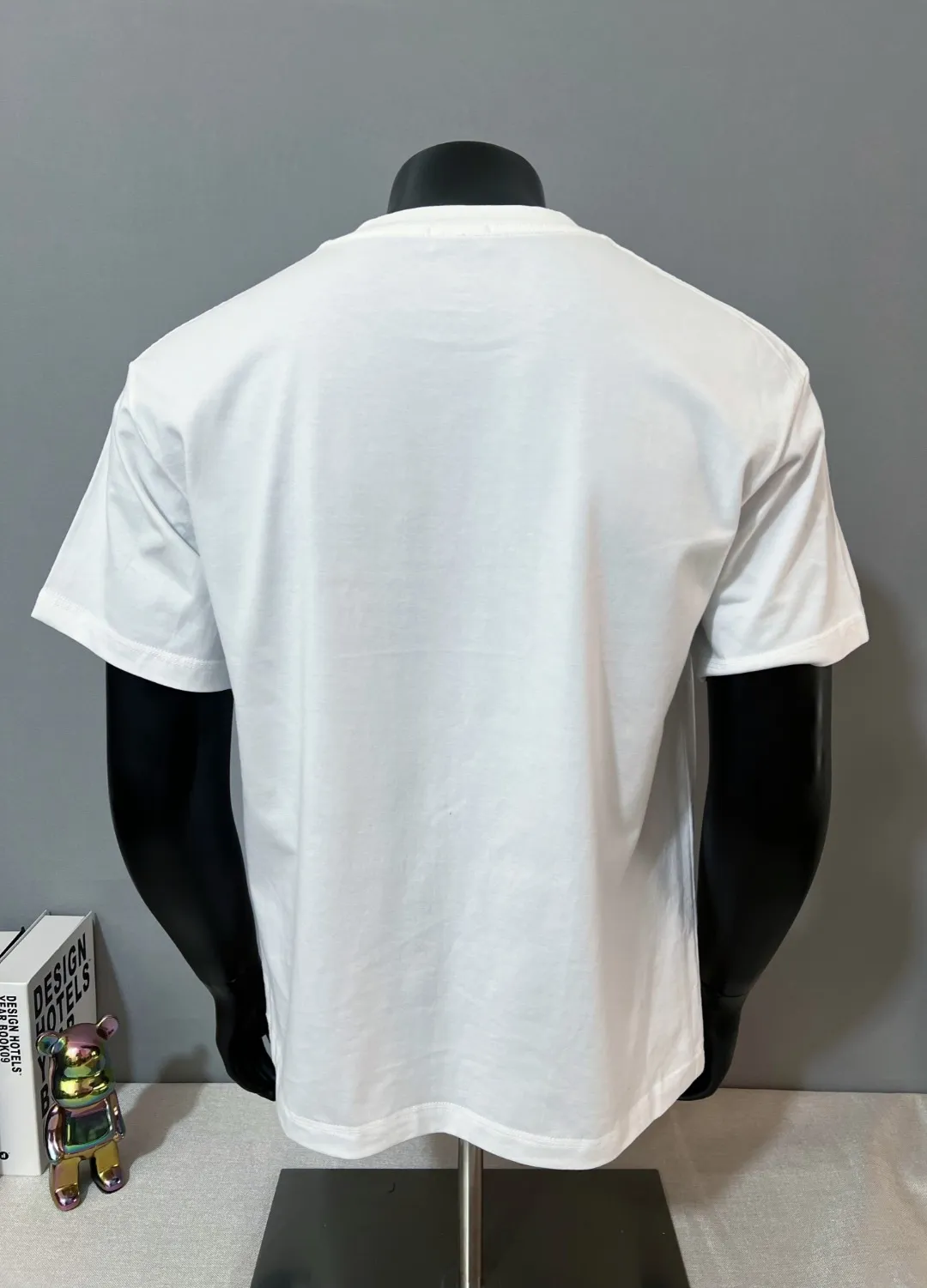 P150 MONCLER is new, 2026ss new round neck short-sleeved T-shirt, available for sale on the official website; foam printing Moncler logo technology, details are correct to the official version, and the size of the logo is strictly controlled , standard size, foamed and taped details are in sync with the official; the fabric is made of 240g double yarn pure cotton fabric, imported woven thread, the neckline is boned to prevent deformation, the factory high-temperature washing process prevents shrinkage, the fabric is soft and breathable, scan the code and touch the NCF washed mark for identification, the details are in place, the upper body is simple and beautiful, European size version, loose and suitable, color: black, white, size XS-L (L size can wear 200 pounds)