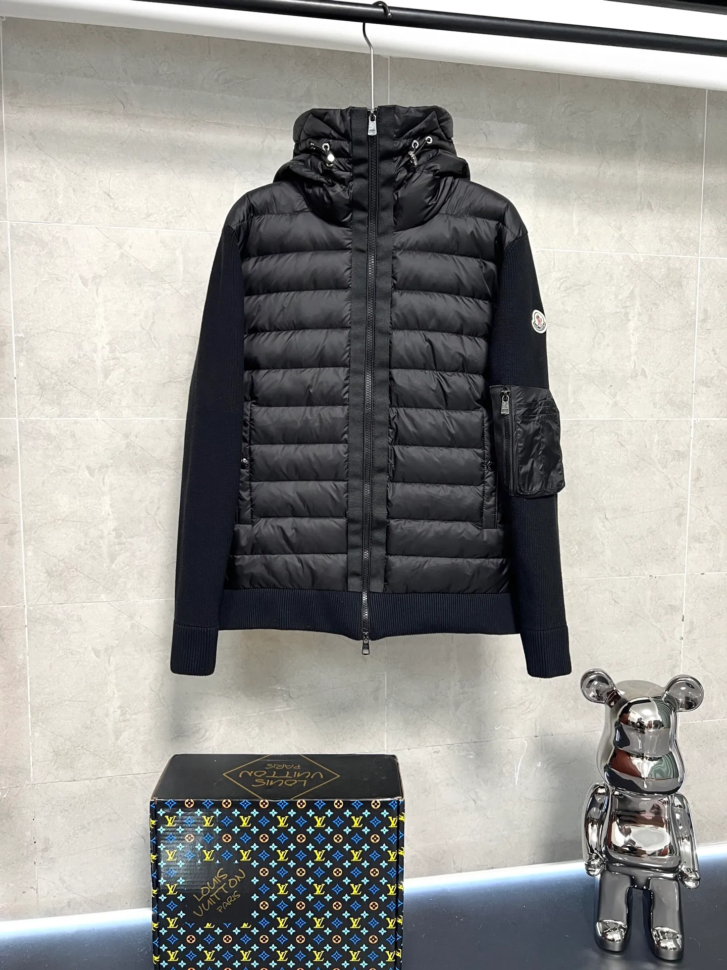 P780 Moncler masked patchwork hooded knitted down jacket The new autumn and winter products are great for inner wear!!! In fact, in China, down is a basic style in black. It can be worn alone or layered, which will make it more layered!!! It is very elegant to wear in autumn! The texture is amazing, the down is large, delicate and stemless, and full of fluffy! It has enough filling and has good thermal insulation performance. That’s it! It’s windproof and warm, eliminating any possibility of velvet running. It feels silky and soft, and the stiffness is very light. It’s time to prepare it! It won’t look bloated at all, not to mention the design!!! The black classic is easy to match without being old-fashioned, and the classic logo on the sleeves and arms shows the temperament and charm of a man! Size: M L XL 2XL 3XL