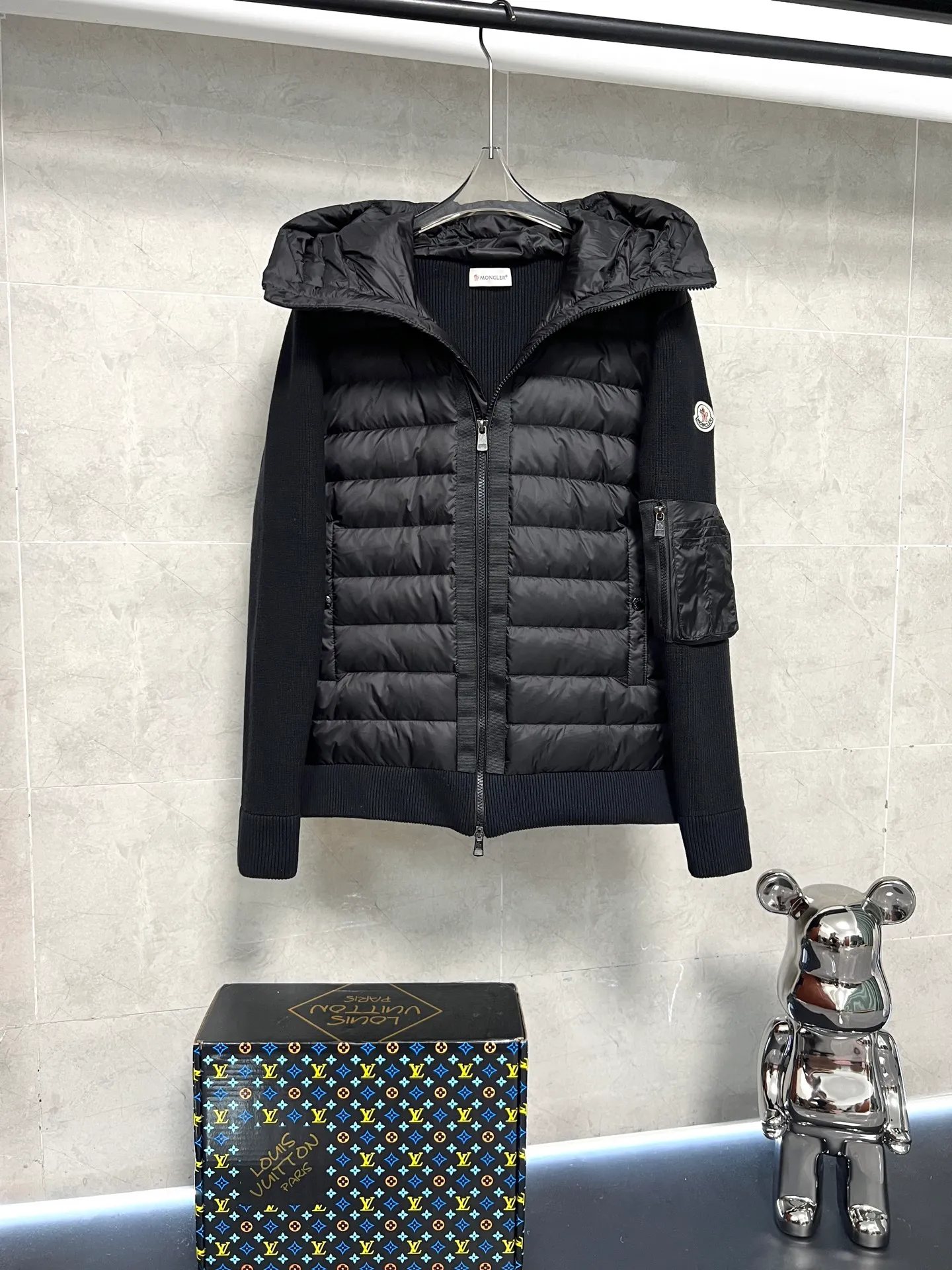 P780 Moncler masked patchwork hooded knitted down jacket The new autumn and winter products are great for inner wear!!! In fact, in China, down is a basic style in black. It can be worn alone or layered, which will make it more layered!!! It is very elegant to wear in autumn! The texture is amazing, the down is large, delicate and stemless, and full of fluffy! It has enough filling and has good thermal insulation performance. That’s it! It’s windproof and warm, eliminating any possibility of velvet running. It feels silky and soft, and the stiffness is very light. It’s time to prepare it! It won’t look bloated at all, not to mention the design!!! The black classic is easy to match without being old-fashioned, and the classic logo on the sleeves and arms shows the temperament and charm of a man! Size: M L XL 2XL 3XL