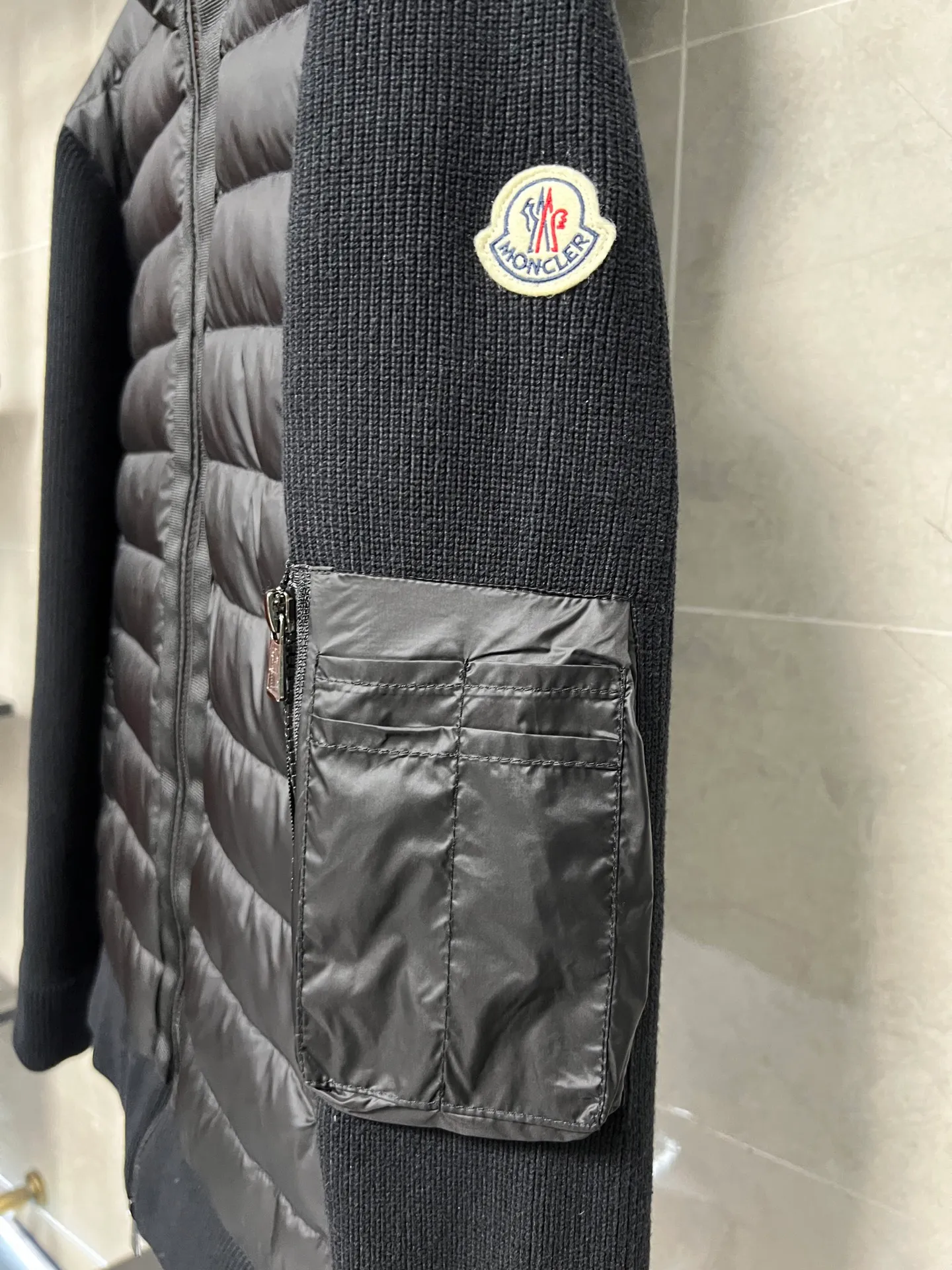 P780 Moncler masked patchwork hooded knitted down jacket The new autumn and winter products are great for inner wear!!! In fact, in China, down is a basic style in black. It can be worn alone or layered, which will make it more layered!!! It is very elegant to wear in autumn! The texture is amazing, the down is large, delicate and stemless, and full of fluffy! It has enough filling and has good thermal insulation performance. That’s it! It’s windproof and warm, eliminating any possibility of velvet running. It feels silky and soft, and the stiffness is very light. It’s time to prepare it! It won’t look bloated at all, not to mention the design!!! The black classic is easy to match without being old-fashioned, and the classic logo on the sleeves and arms shows the temperament and charm of a man! Size: M L XL 2XL 3XL