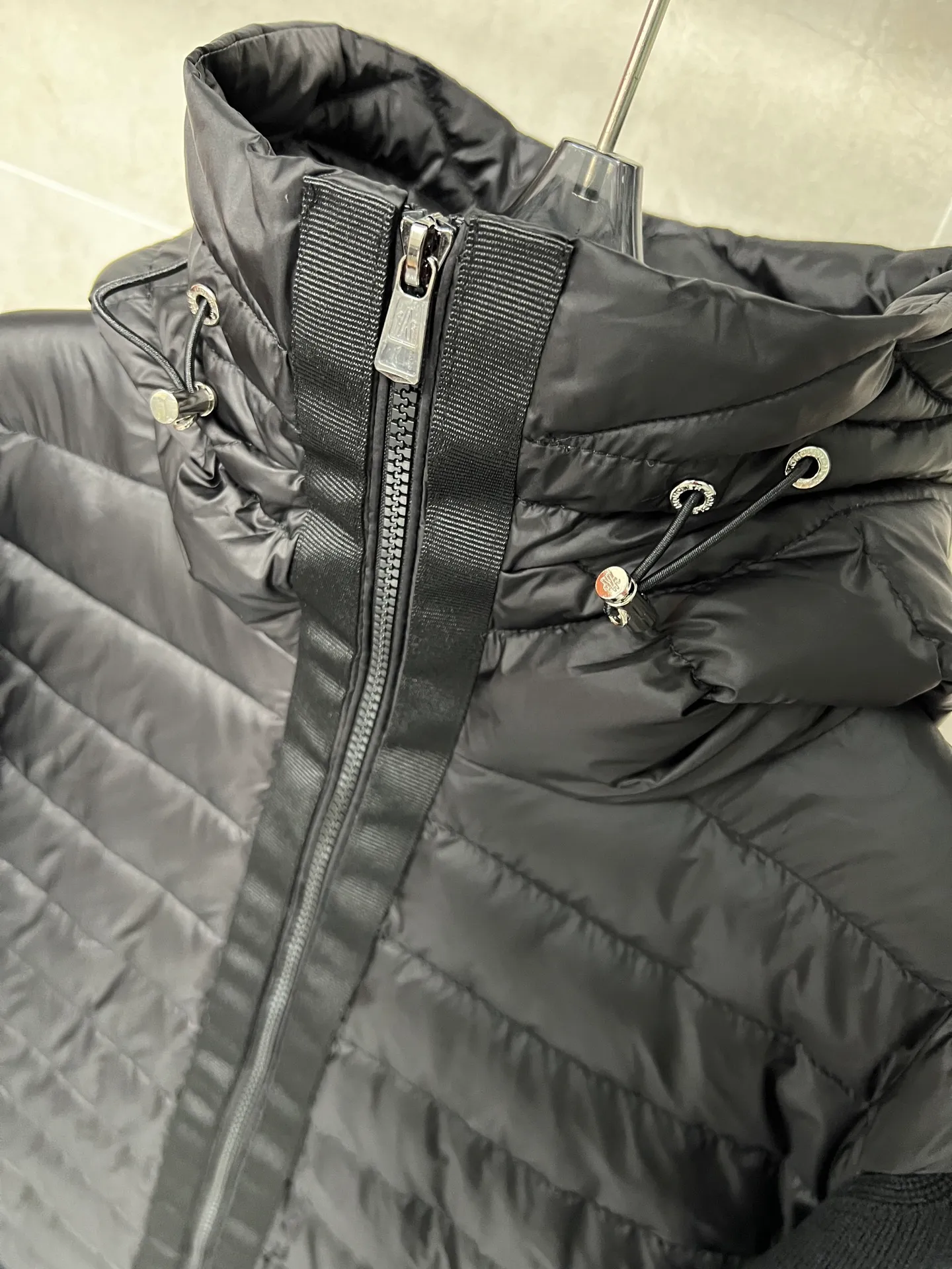 P780 Moncler masked patchwork hooded knitted down jacket The new autumn and winter products are great for inner wear!!! In fact, in China, down is a basic style in black. It can be worn alone or layered, which will make it more layered!!! It is very elegant to wear in autumn! The texture is amazing, the down is large, delicate and stemless, and full of fluffy! It has enough filling and has good thermal insulation performance. That’s it! It’s windproof and warm, eliminating any possibility of velvet running. It feels silky and soft, and the stiffness is very light. It’s time to prepare it! It won’t look bloated at all, not to mention the design!!! The black classic is easy to match without being old-fashioned, and the classic logo on the sleeves and arms shows the temperament and charm of a man! Size: M L XL 2XL 3XL