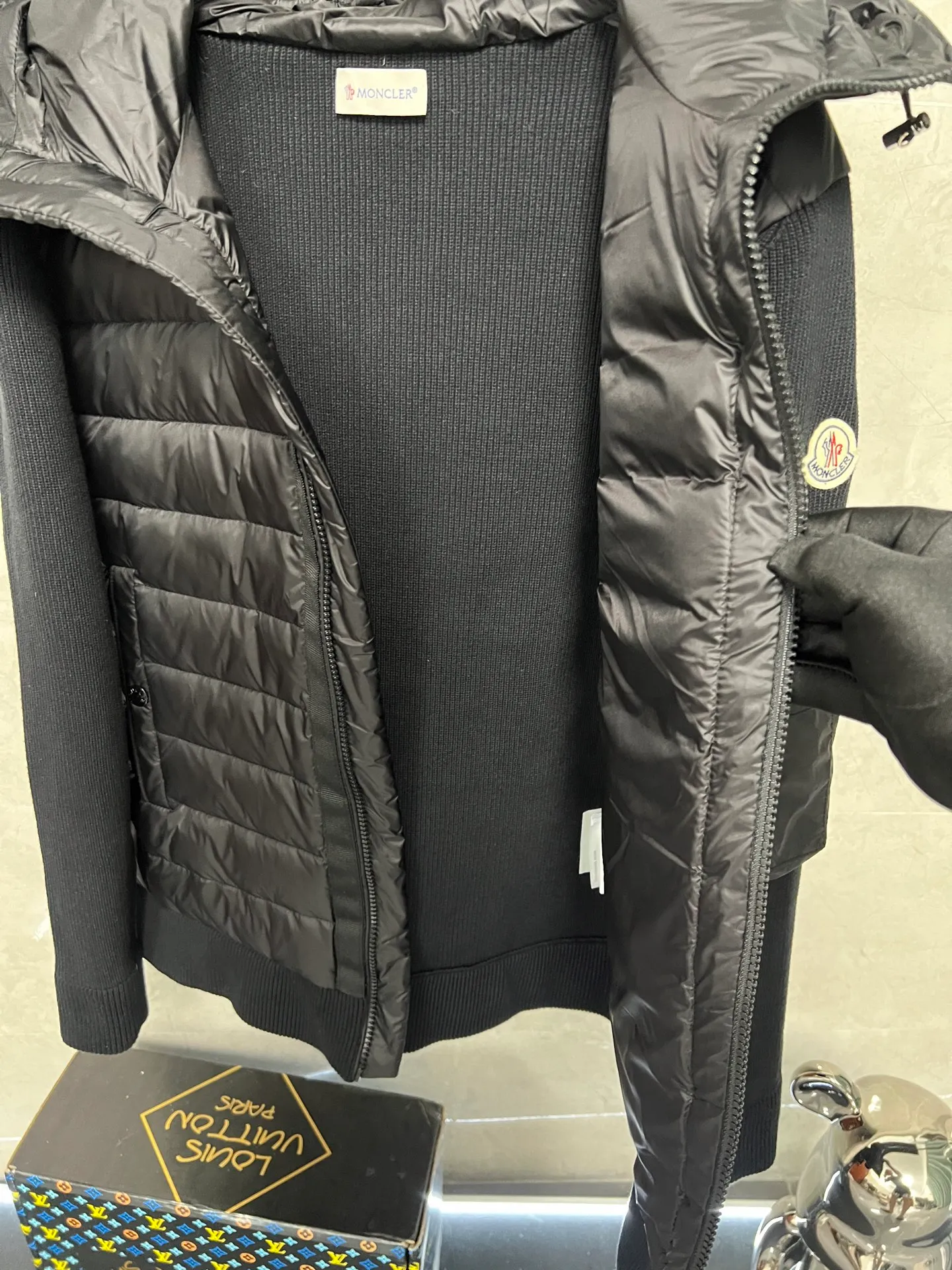 P780 Moncler masked patchwork hooded knitted down jacket The new autumn and winter products are great for inner wear!!! In fact, in China, down is a basic style in black. It can be worn alone or layered, which will make it more layered!!! It is very elegant to wear in autumn! The texture is amazing, the down is large, delicate and stemless, and full of fluffy! It has enough filling and has good thermal insulation performance. That’s it! It’s windproof and warm, eliminating any possibility of velvet running. It feels silky and soft, and the stiffness is very light. It’s time to prepare it! It won’t look bloated at all, not to mention the design!!! The black classic is easy to match without being old-fashioned, and the classic logo on the sleeves and arms shows the temperament and charm of a man! Size: M L XL 2XL 3XL