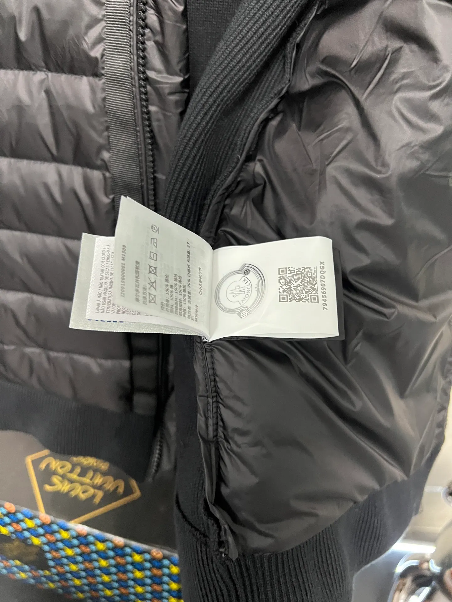 P780 Moncler masked patchwork hooded knitted down jacket The new autumn and winter products are great for inner wear!!! In fact, in China, down is a basic style in black. It can be worn alone or layered, which will make it more layered!!! It is very elegant to wear in autumn! The texture is amazing, the down is large, delicate and stemless, and full of fluffy! It has enough filling and has good thermal insulation performance. That’s it! It’s windproof and warm, eliminating any possibility of velvet running. It feels silky and soft, and the stiffness is very light. It’s time to prepare it! It won’t look bloated at all, not to mention the design!!! The black classic is easy to match without being old-fashioned, and the classic logo on the sleeves and arms shows the temperament and charm of a man! Size: M L XL 2XL 3XL