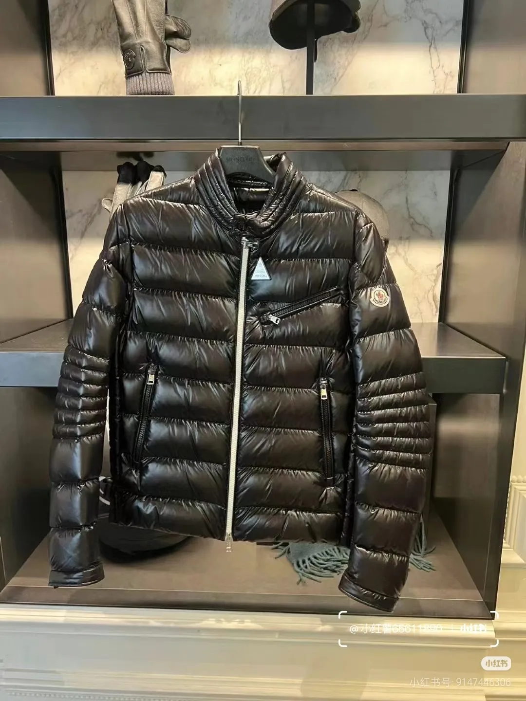 P780 Moncler Men's Mouth Men's Short Down Jacket Caroux Series for European Purchasing ~ A big hit. Exclusive debut, a rare and valuable limited edition. Classics will never go out of style. This season's main high-performance street style series! A trendy style that is convenient, neat and handsome, it is available through trading company channels, and its quality can withstand any form of inspection. Features: white zipper with logo in English letters, fully displaying the iconic design of the Moncler brand. Material: The outstanding achievements of high-tech fabrics are not exaggerated. We provide bright polyester fiber nylon fabrics for customers. The ultra-fine and delicate texture is extremely smooth, has high elastic recovery effect, is breathable and comfortable without stuffiness. Color: navy blue, black Size: 1-2-3-4-5