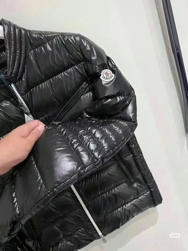 P780 Moncler Men's Mouth Men's Short Down Jacket Caroux Series for European Purchasing ~ A big hit. Exclusive debut, a rare and valuable limited edition. Classics will never go out of style. This season's main high-performance street style series! A trendy style that is convenient, neat and handsome, it is available through trading company channels, and its quality can withstand any form of inspection. Features: white zipper with logo in English letters, fully displaying the iconic design of the Moncler brand. Material: The outstanding achievements of high-tech fabrics are not exaggerated. We provide bright polyester fiber nylon fabrics for customers. The ultra-fine and delicate texture is extremely smooth, has high elastic recovery effect, is breathable and comfortable without stuffiness. Color: navy blue, black Size: 1-2-3-4-5