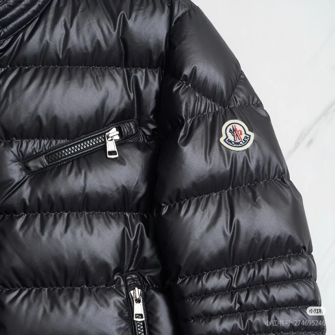 P780 Moncler Men's Mouth Men's Short Down Jacket Caroux Series for European Purchasing ~ A big hit. Exclusive debut, a rare and valuable limited edition. Classics will never go out of style. This season's main high-performance street style series! A trendy style that is convenient, neat and handsome, it is available through trading company channels, and its quality can withstand any form of inspection. Features: white zipper with logo in English letters, fully displaying the iconic design of the Moncler brand. Material: The outstanding achievements of high-tech fabrics are not exaggerated. We provide bright polyester fiber nylon fabrics for customers. The ultra-fine and delicate texture is extremely smooth, has high elastic recovery effect, is breathable and comfortable without stuffiness. Color: navy blue, black Size: 1-2-3-4-5