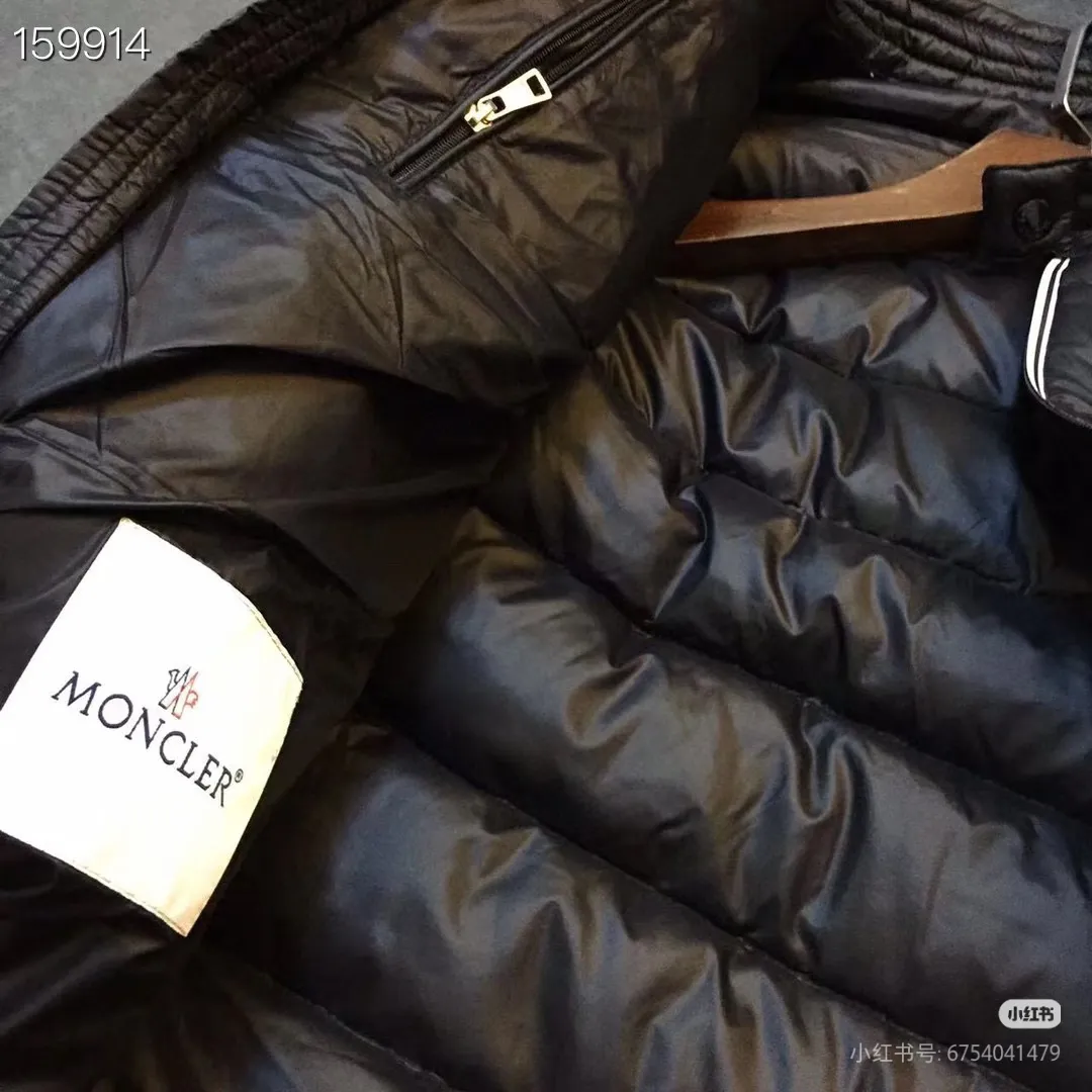 P780 Moncler Men's Mouth Men's Short Down Jacket Caroux Series for European Purchasing ~ A big hit. Exclusive debut, a rare and valuable limited edition. Classics will never go out of style. This season's main high-performance street style series! A trendy style that is convenient, neat and handsome, it is available through trading company channels, and its quality can withstand any form of inspection. Features: white zipper with logo in English letters, fully displaying the iconic design of the Moncler brand. Material: The outstanding achievements of high-tech fabrics are not exaggerated. We provide bright polyester fiber nylon fabrics for customers. The ultra-fine and delicate texture is extremely smooth, has high elastic recovery effect, is breathable and comfortable without stuffiness. Color: navy blue, black Size: 1-2-3-4-5