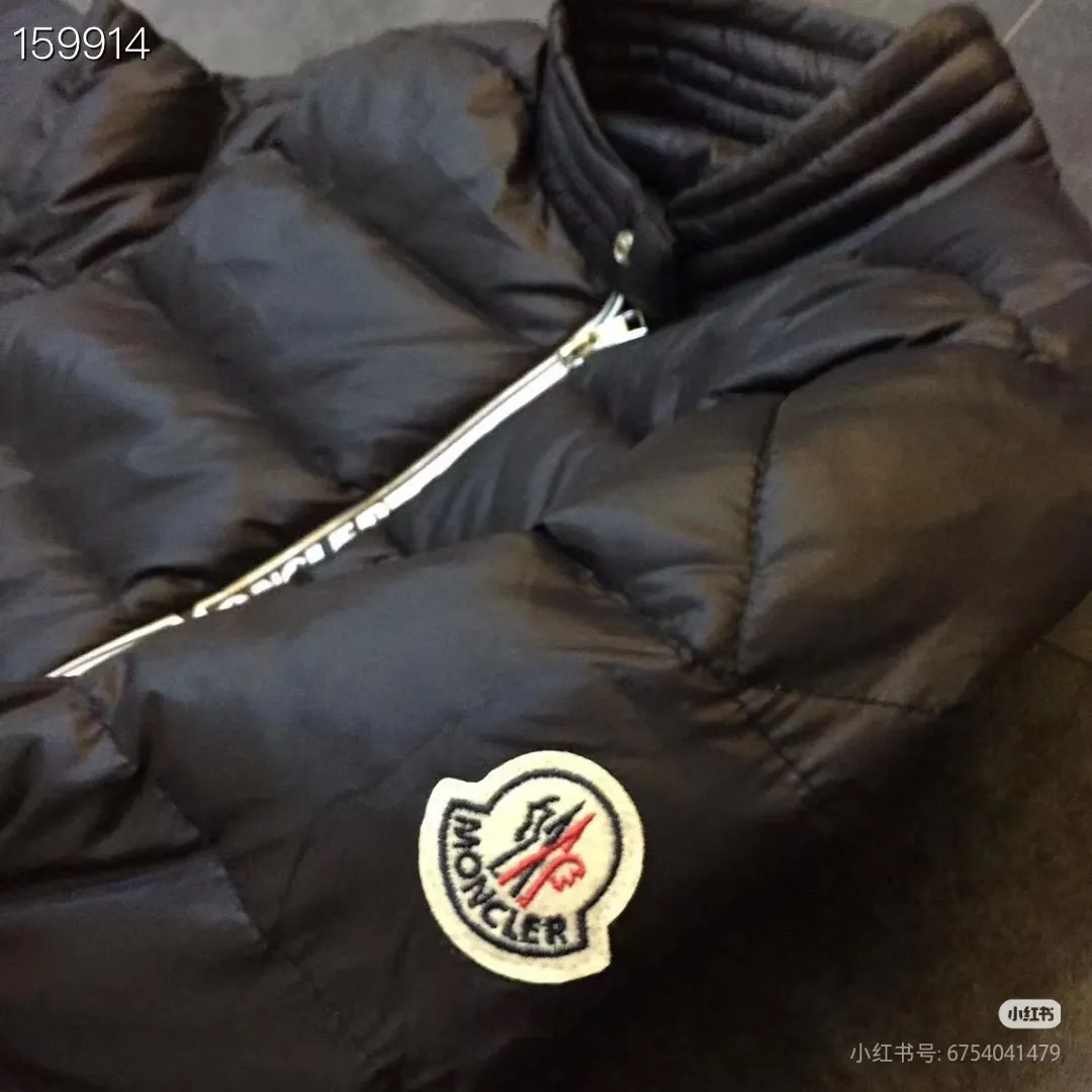 P780 Moncler Men's Mouth Men's Short Down Jacket Caroux Series for European Purchasing ~ A big hit. Exclusive debut, a rare and valuable limited edition. Classics will never go out of style. This season's main high-performance street style series! A trendy style that is convenient, neat and handsome, it is available through trading company channels, and its quality can withstand any form of inspection. Features: white zipper with logo in English letters, fully displaying the iconic design of the Moncler brand. Material: The outstanding achievements of high-tech fabrics are not exaggerated. We provide bright polyester fiber nylon fabrics for customers. The ultra-fine and delicate texture is extremely smooth, has high elastic recovery effect, is breathable and comfortable without stuffiness. Color: navy blue, black Size: 1-2-3-4-5