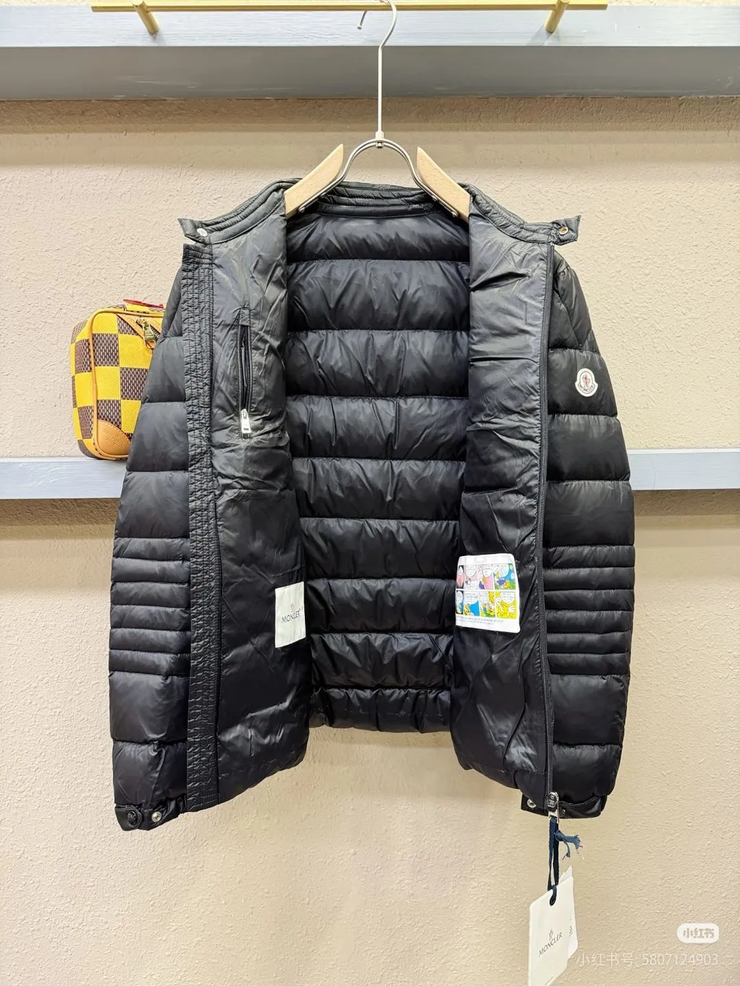 P780 Moncler Men's Mouth Men's Short Down Jacket Caroux Series for European Purchasing ~ A big hit. Exclusive debut, a rare and valuable limited edition. Classics will never go out of style. This season's main high-performance street style series! A trendy style that is convenient, neat and handsome, it is available through trading company channels, and its quality can withstand any form of inspection. Features: white zipper with logo in English letters, fully displaying the iconic design of the Moncler brand. Material: The outstanding achievements of high-tech fabrics are not exaggerated. We provide bright polyester fiber nylon fabrics for customers. The ultra-fine and delicate texture is extremely smooth, has high elastic recovery effect, is breathable and comfortable without stuffiness. Color: navy blue, black Size: 1-2-3-4-5