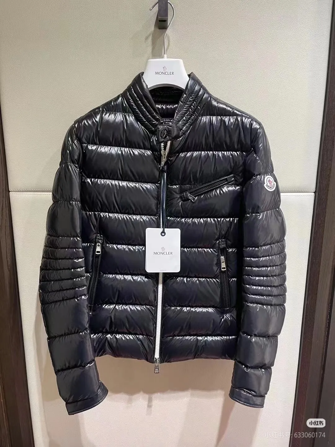 P780 Moncler Men's Mouth Men's Short Down Jacket Caroux Series for European Purchasing ~ A big hit. Exclusive debut, a rare and valuable limited edition. Classics will never go out of style. This season's main high-performance street style series! A trendy style that is convenient, neat and handsome, it is available through trading company channels, and its quality can withstand any form of inspection. Features: white zipper with logo in English letters, fully displaying the iconic design of the Moncler brand. Material: The outstanding achievements of high-tech fabrics are not exaggerated. We provide bright polyester fiber nylon fabrics for customers. The ultra-fine and delicate texture is extremely smooth, has high elastic recovery effect, is breathable and comfortable without stuffiness. Color: navy blue, black Size: 1-2-3-4-5
