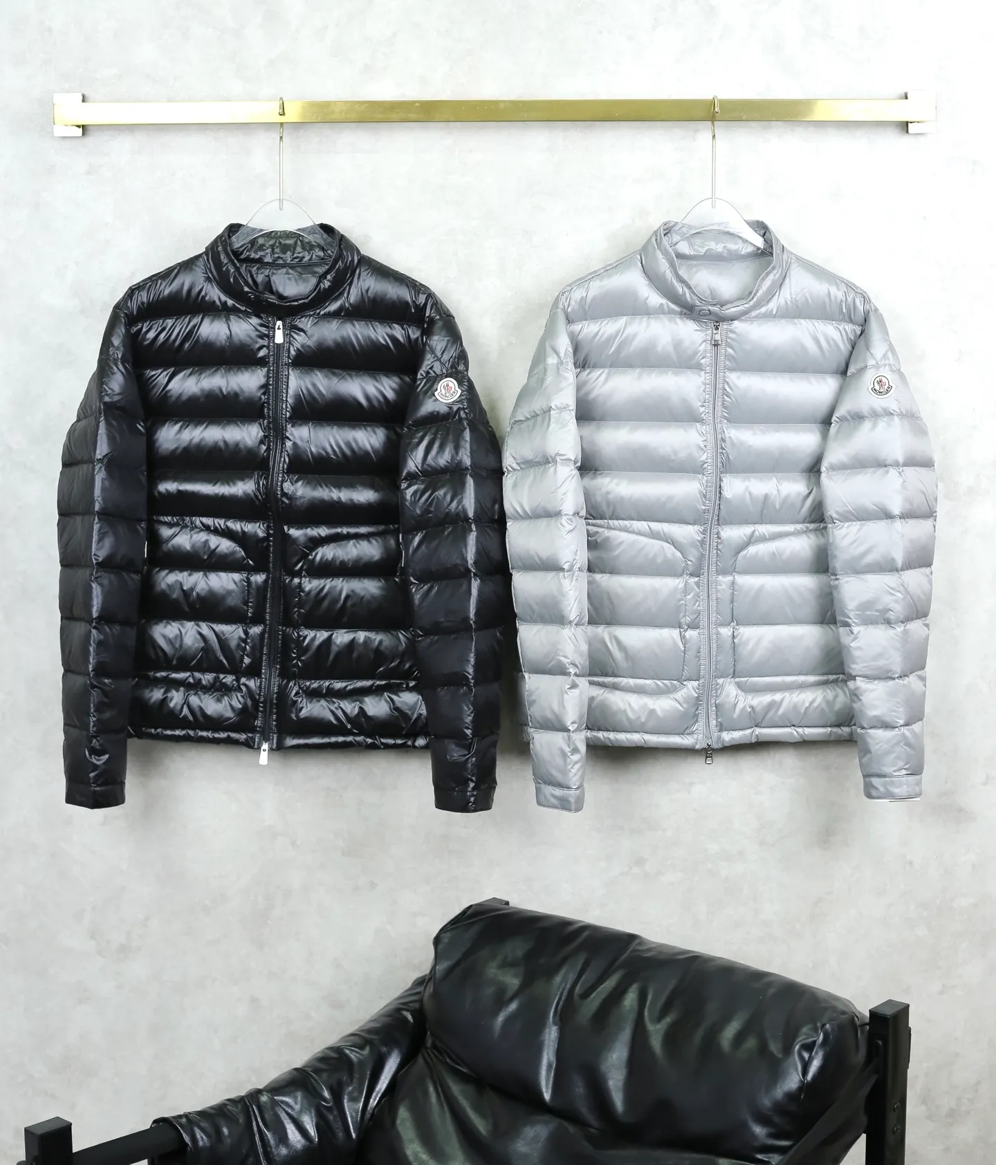 P760 Moncler/Mental lightweight Acorus simple design down jacket. The fabric is soft and lightweight, very comfortable. The thin upper body effect is very handsome. It is black and versatile, with the iconic logo on the left sleeve. The fabric is selected from high quality and warm, using down as the lining, and the outer layer is made of black water-repellent fabric. You can travel easily in rainy and snowy days, keeping warm and comfortable, and very practical. This down jacket is highly functional, warm and fashionable. You can wear it all winter! Color: black gray