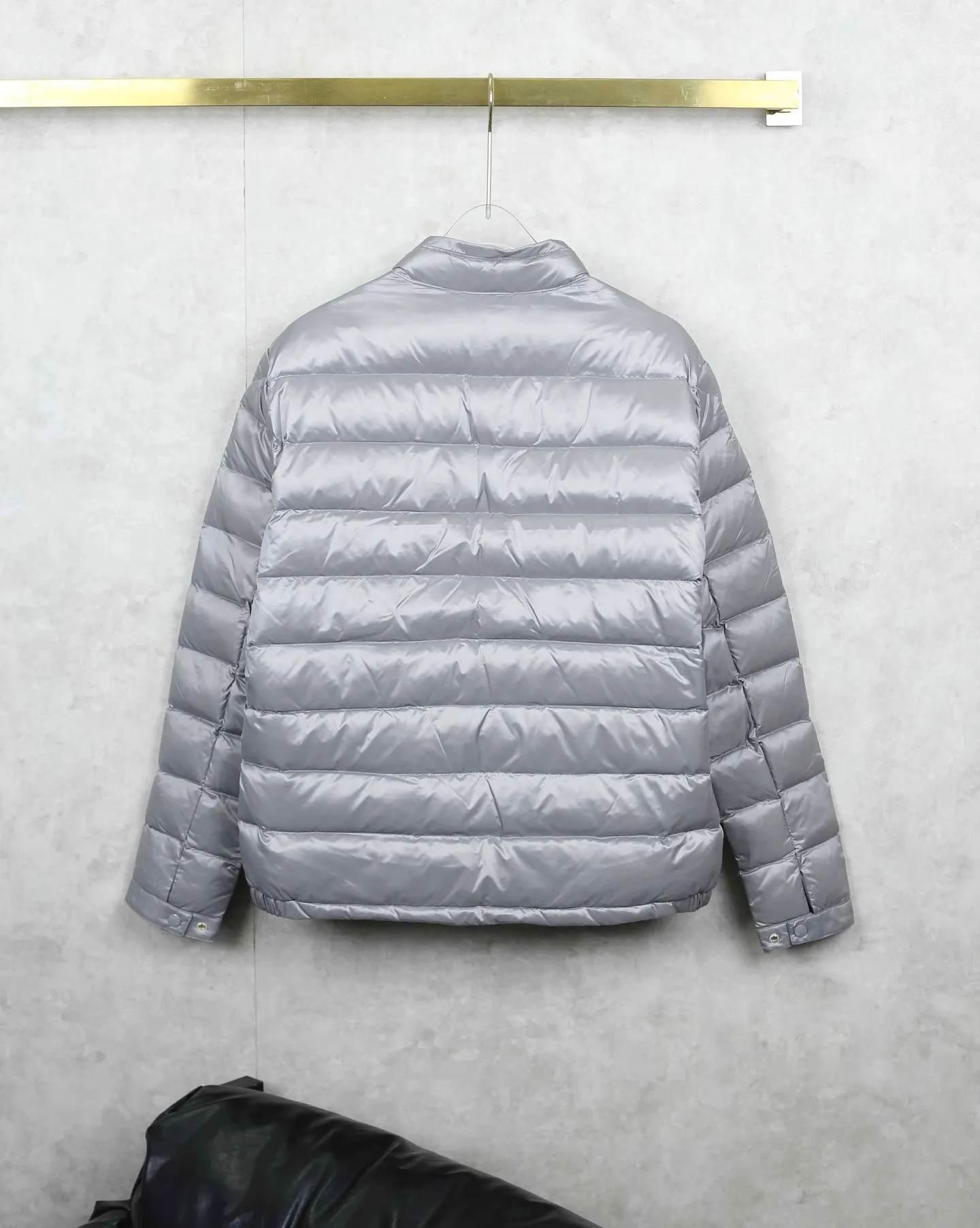 P760 Moncler/Mental lightweight Acorus simple design down jacket. The fabric is soft and lightweight, very comfortable. The thin upper body effect is very handsome. It is black and versatile, with the iconic logo on the left sleeve. The fabric is selected from high quality and warm, using down as the lining, and the outer layer is made of black water-repellent fabric. You can travel easily in rainy and snowy days, keeping warm and comfortable, and very practical. This down jacket is highly functional, warm and fashionable. You can wear it all winter! Color: black gray