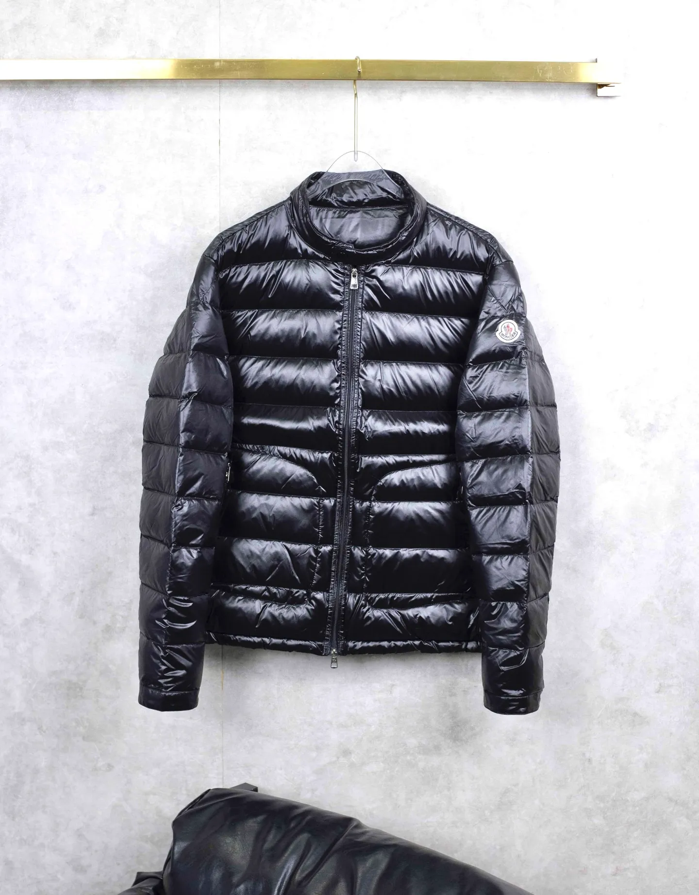 P760 Moncler/Mental lightweight Acorus simple design down jacket. The fabric is soft and lightweight, very comfortable. The thin upper body effect is very handsome. It is black and versatile, with the iconic logo on the left sleeve. The fabric is selected from high quality and warm, using down as the lining, and the outer layer is made of black water-repellent fabric. You can travel easily in rainy and snowy days, keeping warm and comfortable, and very practical. This down jacket is highly functional, warm and fashionable. You can wear it all winter! Color: black gray