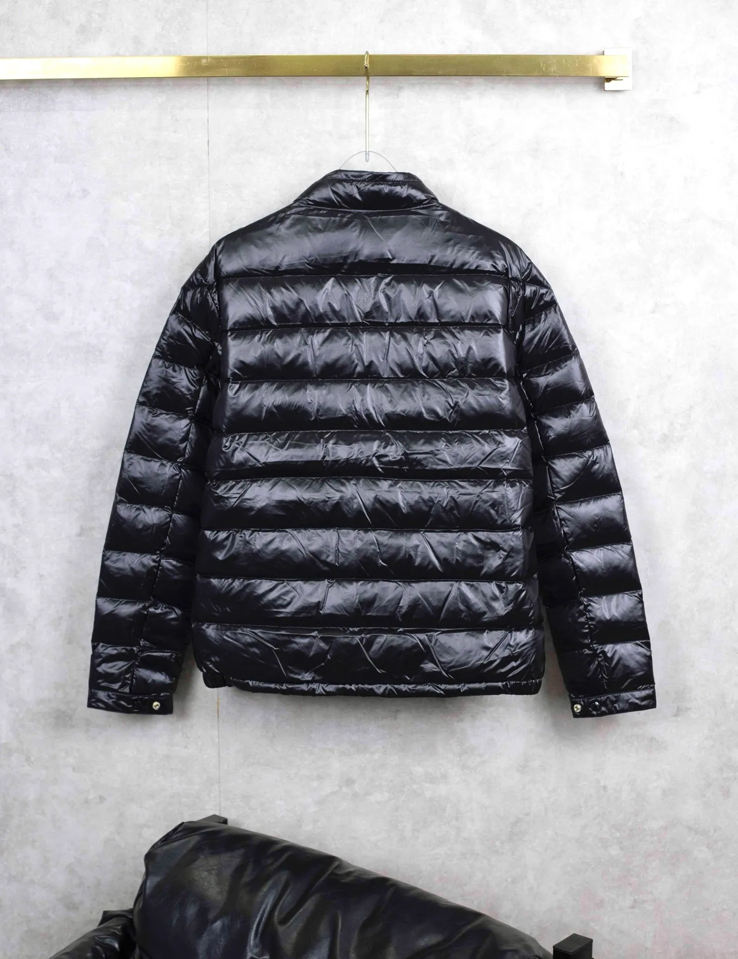 P760 Moncler/Mental lightweight Acorus simple design down jacket. The fabric is soft and lightweight, very comfortable. The thin upper body effect is very handsome. It is black and versatile, with the iconic logo on the left sleeve. The fabric is selected from high quality and warm, using down as the lining, and the outer layer is made of black water-repellent fabric. You can travel easily in rainy and snowy days, keeping warm and comfortable, and very practical. This down jacket is highly functional, warm and fashionable. You can wear it all winter! Color: black gray