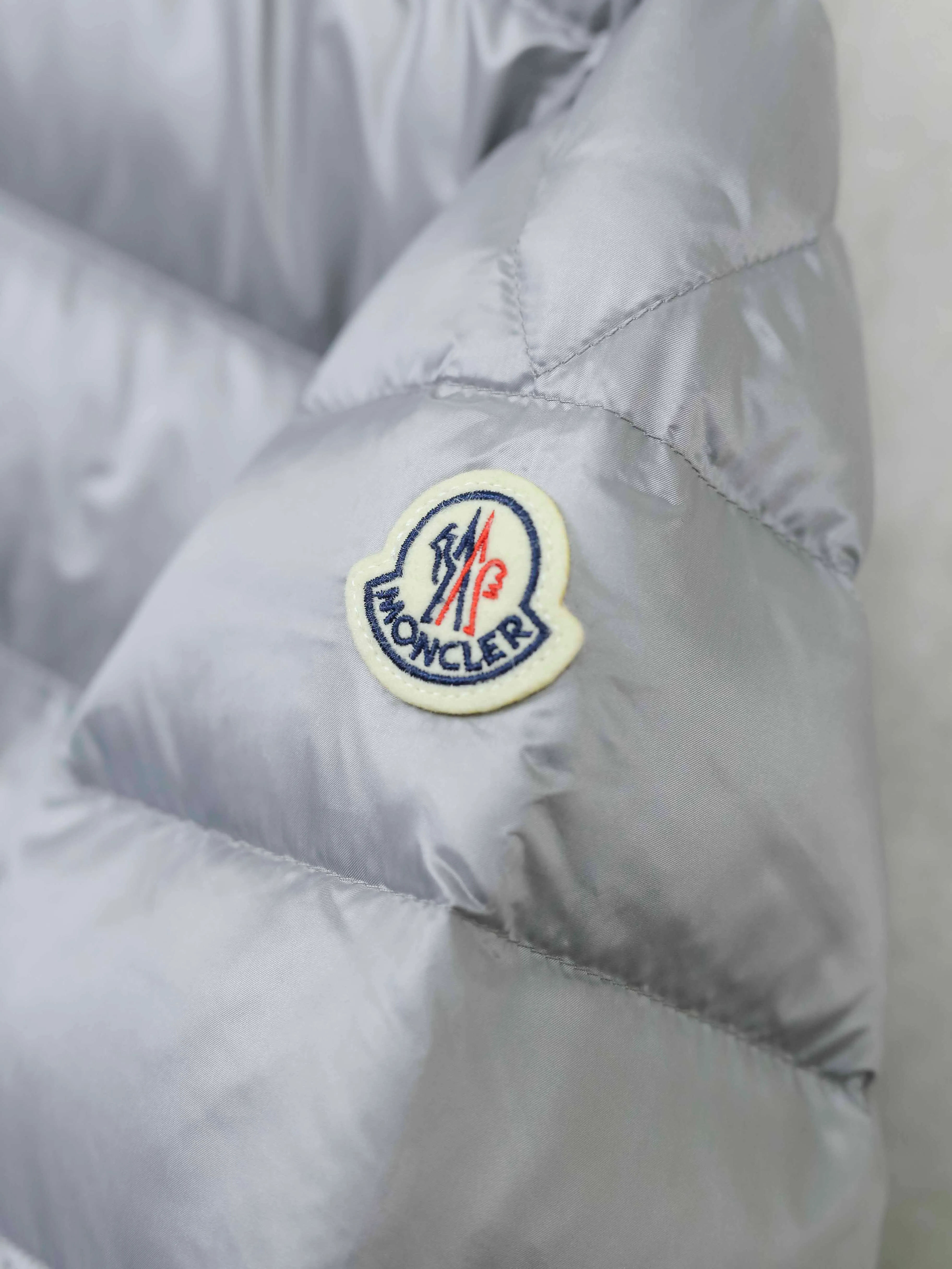 P760 Moncler/Mental lightweight Acorus simple design down jacket. The fabric is soft and lightweight, very comfortable. The thin upper body effect is very handsome. It is black and versatile, with the iconic logo on the left sleeve. The fabric is selected from high quality and warm, using down as the lining, and the outer layer is made of black water-repellent fabric. You can travel easily in rainy and snowy days, keeping warm and comfortable, and very practical. This down jacket is highly functional, warm and fashionable. You can wear it all winter! Color: black gray