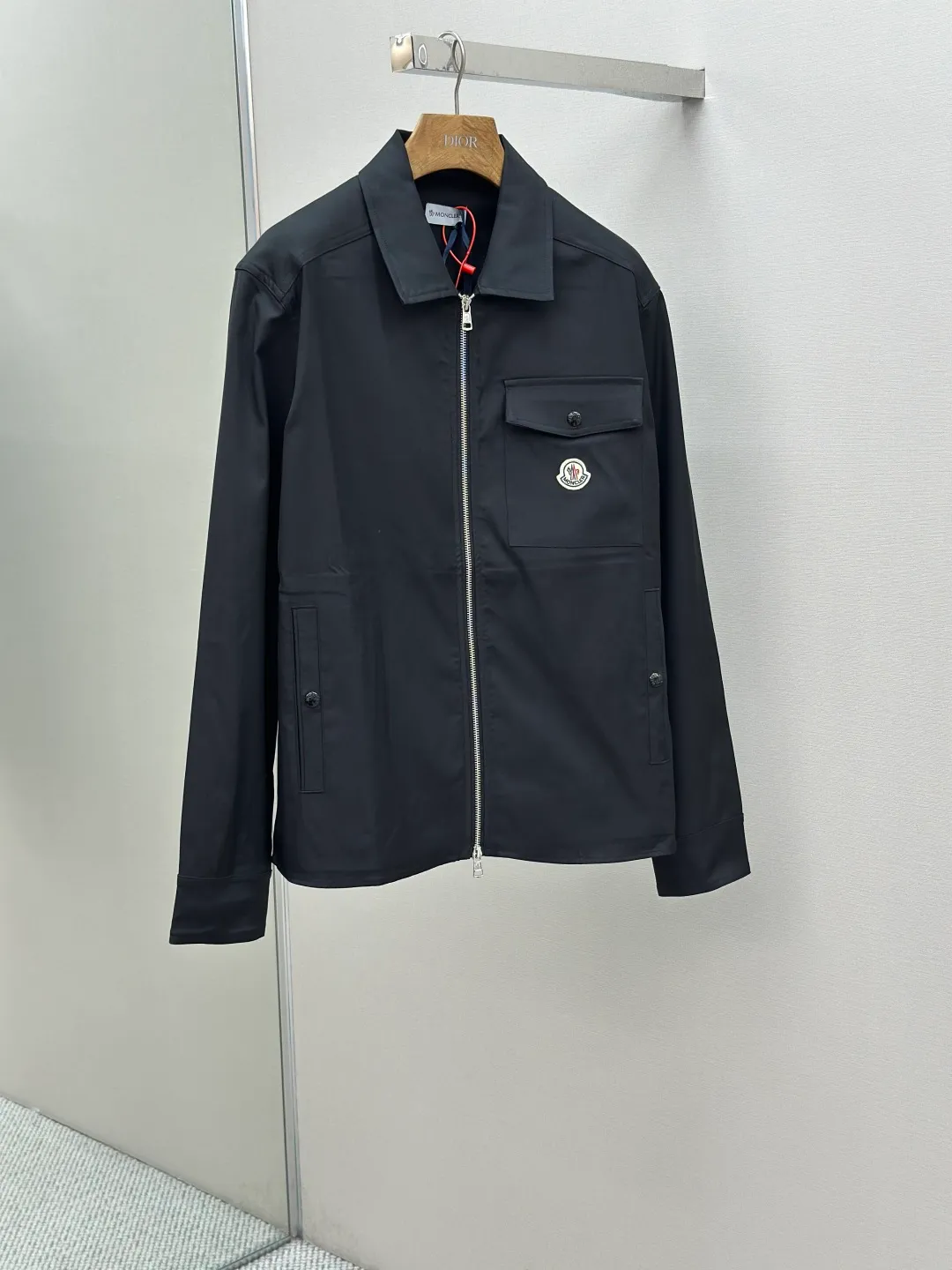 P500 Moncler logo zipper shirt jacket, custom-made high-quality cotton hidden pattern gabardine, full of texture, comfortable and close to the skin, encountering brown tones, exuding restrained tenderness. The iconic Moncler logo embroidered logo is embellished on it, adding brand recognition. Simple and smooth lines. The zipper opening and closing also follows the principle of minimalism. Use simplicity as the pen and texture as the ink. Use the simplest elements to outline the most moving fashion picture. Process 1: The imported special machine is used to position the "Moncler logo embroidered label" with infrared rays. The position is more precise and strong. Process 2: Template machine bag opening. The preset template guides the position, shape and size of the bag opening. The accuracy ensures the quality of the bag opening effect. Process 3: The fabrics are washed and have a better hand feel. Not easy to deform, not easy to shrink, not easy to fade, and maintain long-term beauty. Accessories: Customized Moncler embroidered logo Customized Moncler snap button Customized Moncler zipper Customized Moncler trademark Fit: Loose fit Size: S M L XL Style number: 25304