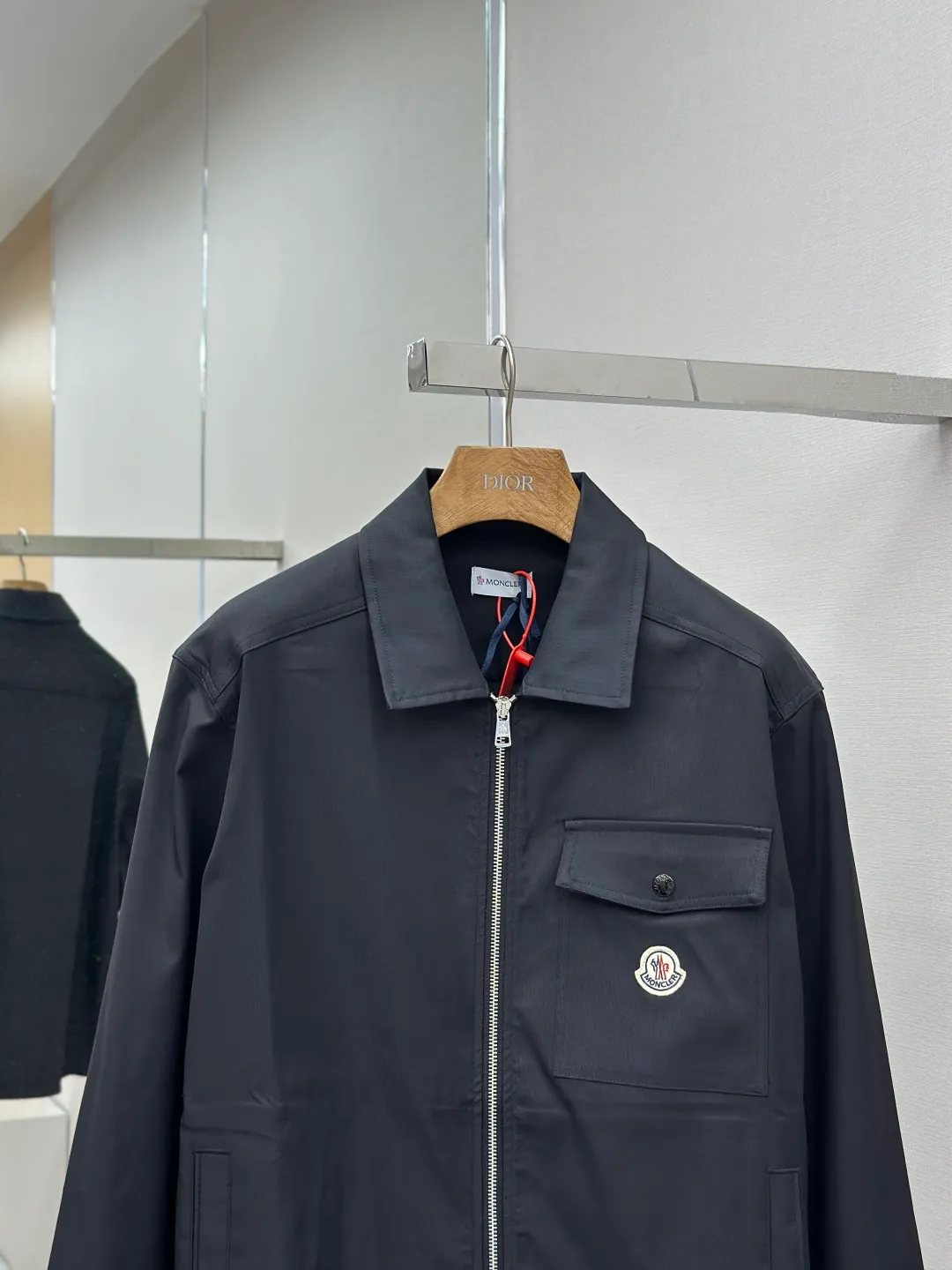 P500 Moncler logo zipper shirt jacket, custom-made high-quality cotton hidden pattern gabardine, full of texture, comfortable and close to the skin, encountering brown tones, exuding restrained tenderness. The iconic Moncler logo embroidered logo is embellished on it, adding brand recognition. Simple and smooth lines. The zipper opening and closing also follows the principle of minimalism. Use simplicity as the pen and texture as the ink. Use the simplest elements to outline the most moving fashion picture. Process 1: The imported special machine is used to position the "Moncler logo embroidered label" with infrared rays. The position is more precise and strong. Process 2: Template machine bag opening. The preset template guides the position, shape and size of the bag opening. The accuracy ensures the quality of the bag opening effect. Process 3: The fabrics are washed and have a better hand feel. Not easy to deform, not easy to shrink, not easy to fade, and maintain long-term beauty. Accessories: Customized Moncler embroidered logo Customized Moncler snap button Customized Moncler zipper Customized Moncler trademark Fit: Loose fit Size: S M L XL Style number: 25304