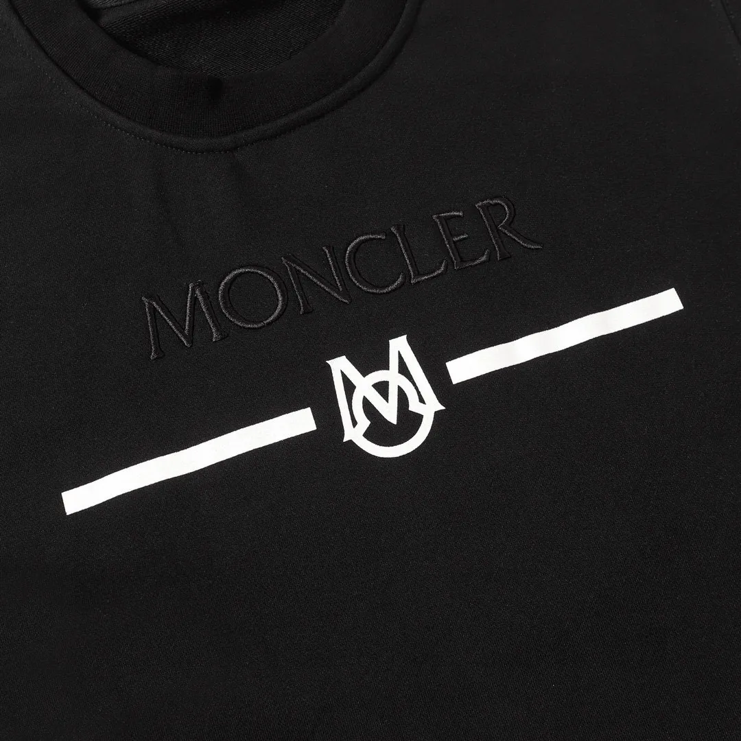 P210 Style No.: 854 〈MONCLER〉The price of the embroidered printed round neck sweatshirt with a hood is actually quite advantageous. Those who have been to the counters should know that the price of the hooded sweatshirt is not much cheaper than that of Gucci Burberry. It is just relatively low-key and unwilling to hype. It is a picture that you want to buy or not. The aloof existence... ✅460 grams of 100% pure cotton wool fabric OS version is too large ✅Combined with the original high weight double yarn thread ✅Correct three-needle and five-thread craftsmanship Chain edge Color: Black White Size S M L