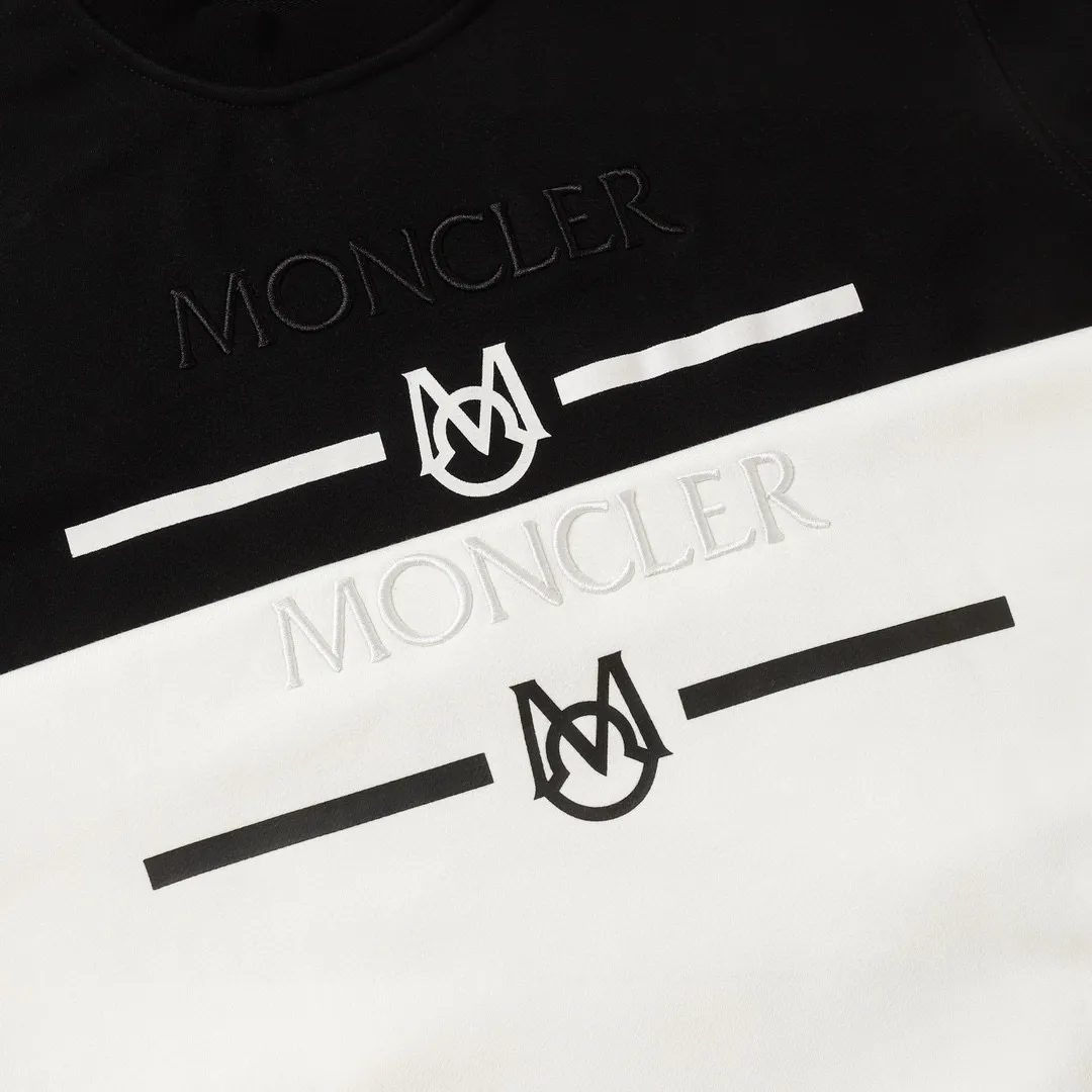 P210 Style No.: 854 〈MONCLER〉The price of the embroidered printed round neck sweatshirt with a hood is actually quite advantageous. Those who have been to the counters should know that the price of the hooded sweatshirt is not much cheaper than that of Gucci Burberry. It is just relatively low-key and unwilling to hype. It is a picture that you want to buy or not. The aloof existence... ✅460 grams of 100% pure cotton wool fabric OS version is too large ✅Combined with the original high weight double yarn thread ✅Correct three-needle and five-thread craftsmanship Chain edge Color: Black White Size S M L