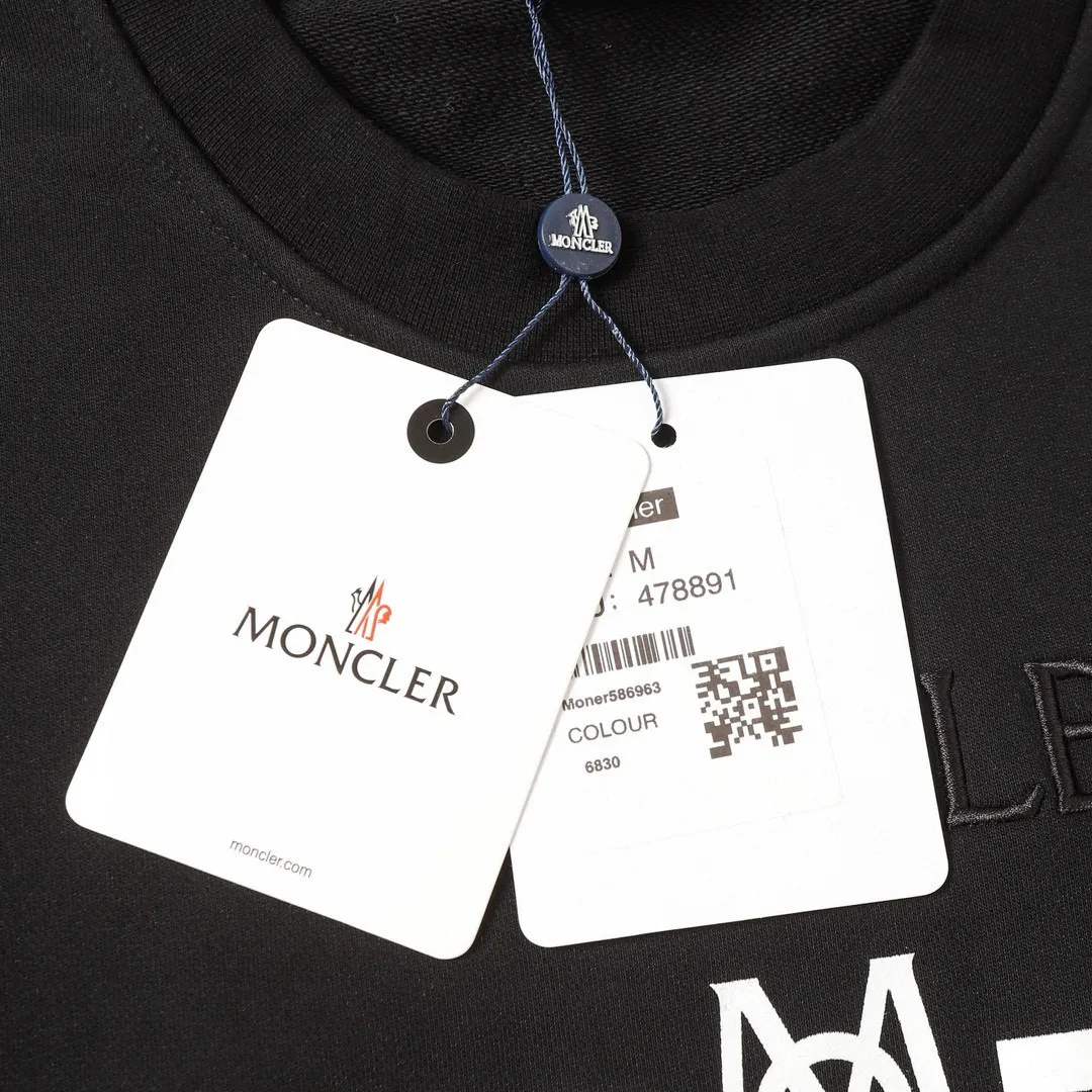 P210 Style No.: 854 〈MONCLER〉The price of the embroidered printed round neck sweatshirt with a hood is actually quite advantageous. Those who have been to the counters should know that the price of the hooded sweatshirt is not much cheaper than that of Gucci Burberry. It is just relatively low-key and unwilling to hype. It is a picture that you want to buy or not. The aloof existence... ✅460 grams of 100% pure cotton wool fabric OS version is too large ✅Combined with the original high weight double yarn thread ✅Correct three-needle and five-thread craftsmanship Chain edge Color: Black White Size S M L