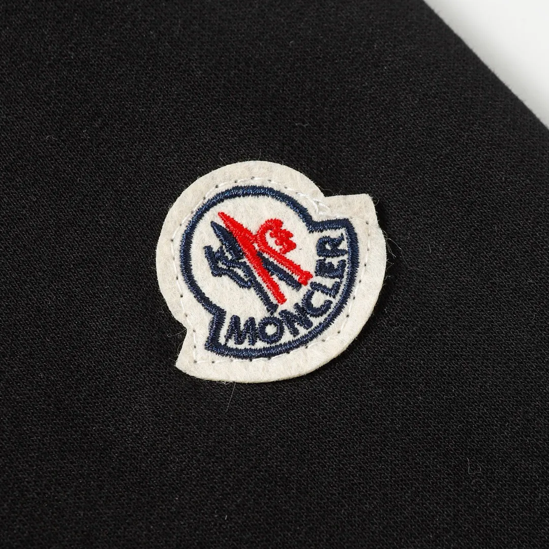 P210 Style No.: 854 〈MONCLER〉The price of the embroidered printed round neck sweatshirt with a hood is actually quite advantageous. Those who have been to the counters should know that the price of the hooded sweatshirt is not much cheaper than that of Gucci Burberry. It is just relatively low-key and unwilling to hype. It is a picture that you want to buy or not. The aloof existence... ✅460 grams of 100% pure cotton wool fabric OS version is too large ✅Combined with the original high weight double yarn thread ✅Correct three-needle and five-thread craftsmanship Chain edge Color: Black White Size S M L