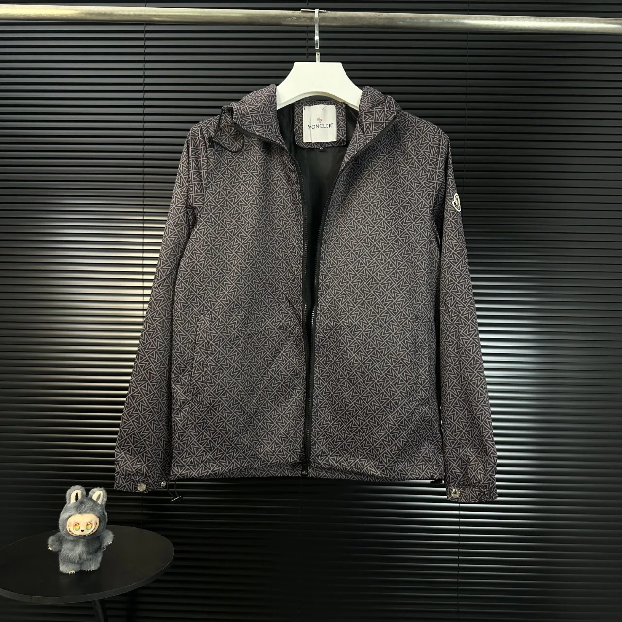 P280 Moncler Moncler 2025 Autumn and Winter New Style Hooded Windbreaker Jacket Classic Chapter Embroidery Official Website Synchronization Original Customized Hardware Zippers Neat Alignment Perfect Upper Body Effect Men's Casual Jacket Color: Picture Color Size: M-3XL