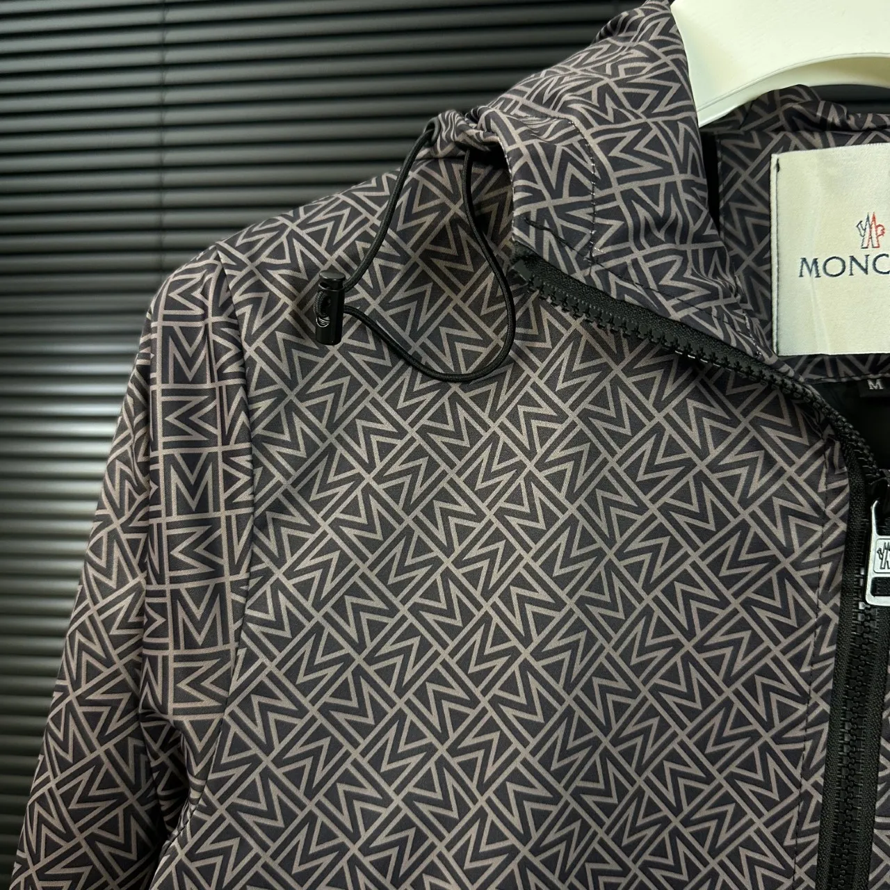 P280 Moncler Moncler 2025 Autumn and Winter New Style Hooded Windbreaker Jacket Classic Chapter Embroidery Official Website Synchronization Original Customized Hardware Zippers Neat Alignment Perfect Upper Body Effect Men's Casual Jacket Color: Picture Color Size: M-3XL