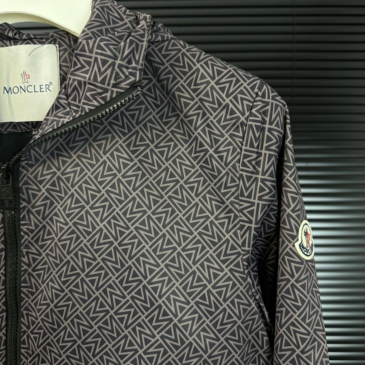 P280 Moncler Moncler 2025 Autumn and Winter New Style Hooded Windbreaker Jacket Classic Chapter Embroidery Official Website Synchronization Original Customized Hardware Zippers Neat Alignment Perfect Upper Body Effect Men's Casual Jacket Color: Picture Color Size: M-3XL