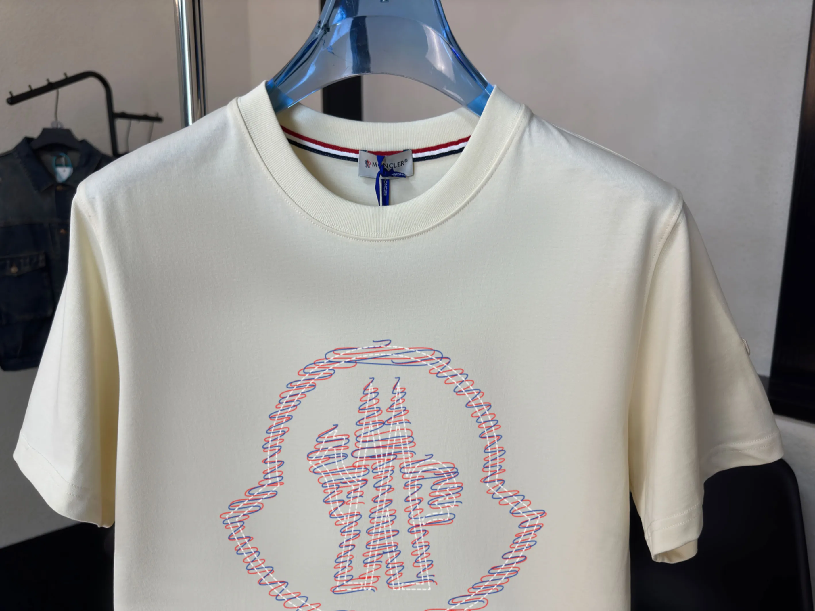 P140 Upgraded version "Mobile phone smart sensor ~ NFC chip armband ~ Direct access to the official website for anti-counterfeiting" "Moncler ~ Mouth Mouth" 2025 new high-quality round neck short-sleeved T-shirt. The cuffs have imported embroidered labels. Customized dyeing, very comfortable to touch. Super versatile and good-looking short-sleeved. Complete with three labels. Non-market ordinary version. Feel free to compare. Quality is absolutely guaranteed! ‼ First of all, this original fabric is all custom-woven with 32-count double yarn fabric, 250G, and the weight is the same‼ Fine workmanship, double waistcoat method, double waistcoat method, double waistcoat method makes the whole dress more three-dimensional, which is not a craft that ordinary T-shirts can achieve🤪 Size: S-M-L-XL-2XL Color: black, white, apricot, same style for men and women